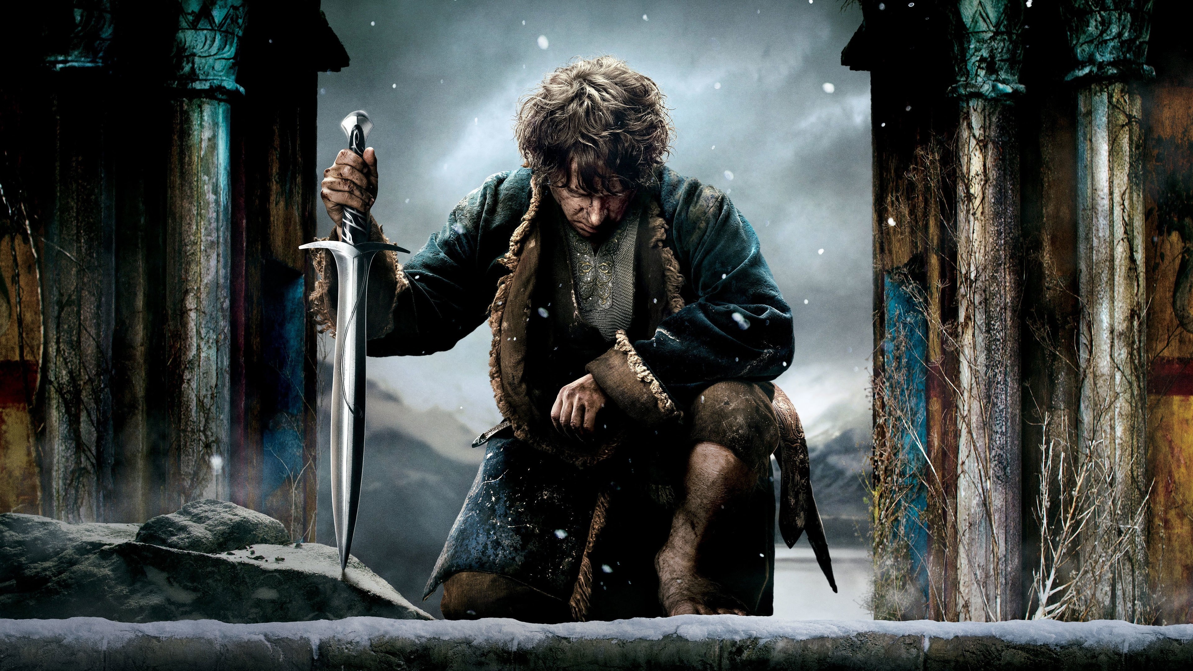 Bilbo Baggins from The Hobbit holding Sting HD Wallpaper