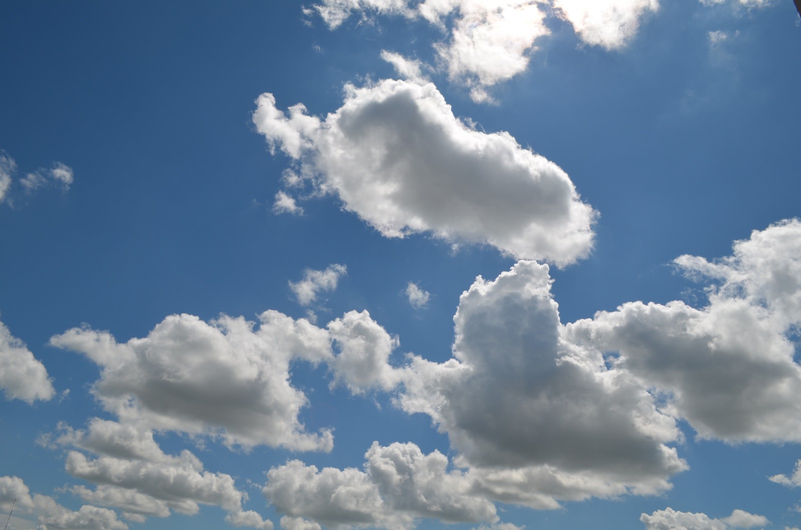 Blue sky with cumulus clouds and sunlight HD Wallpaper