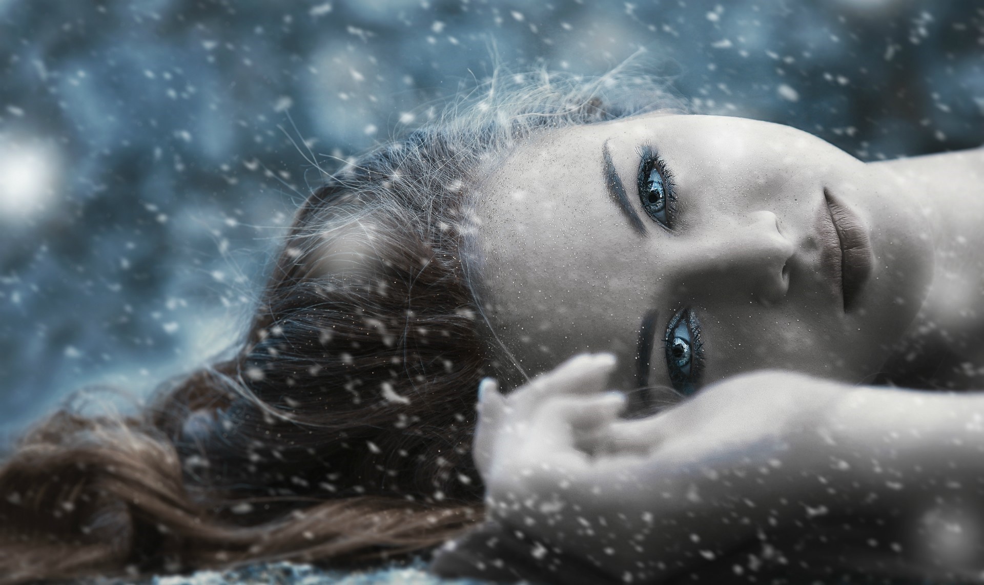 Woman with blue eyes in snow HD Wallpaper