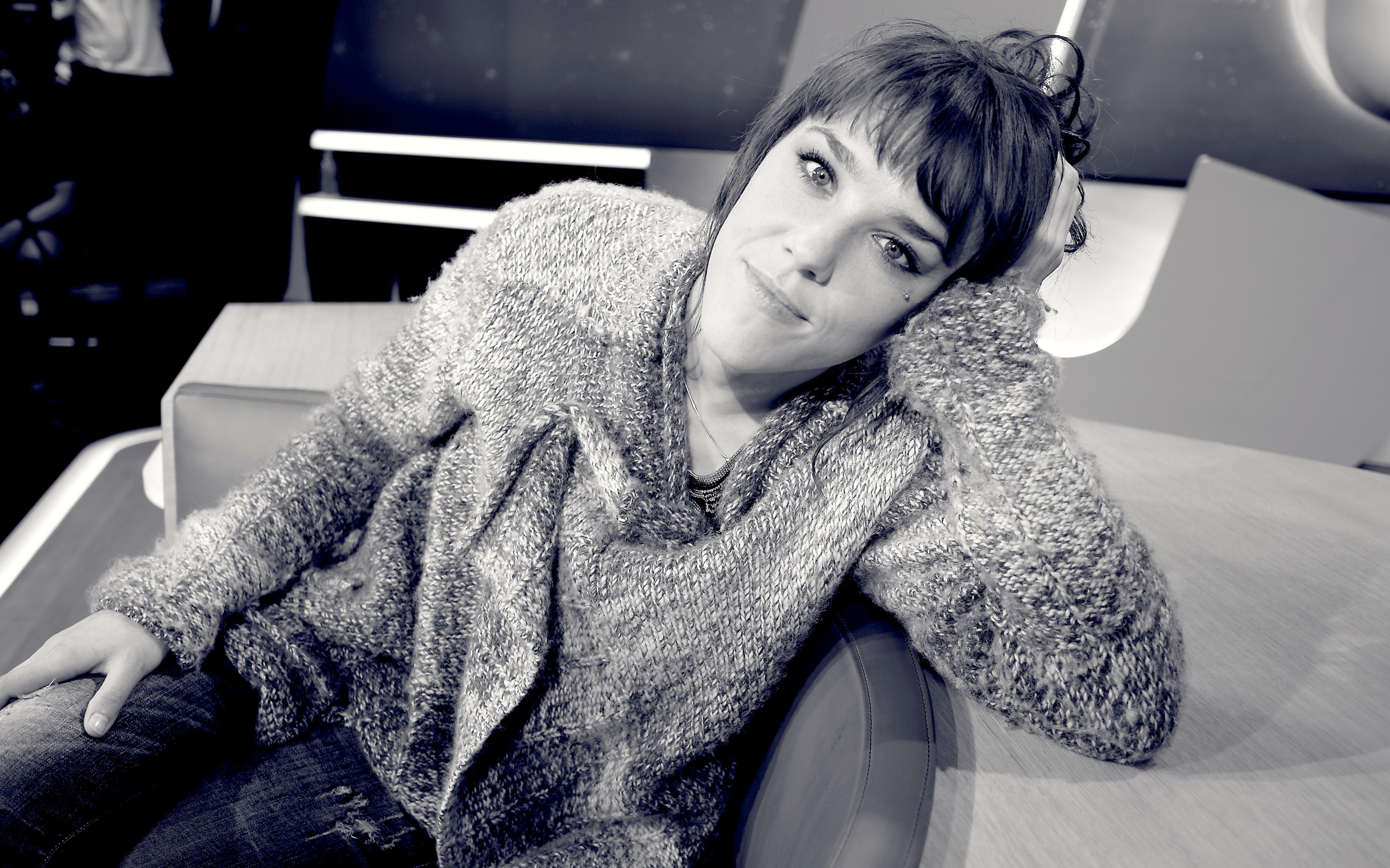 Woman in a knitted sweater and jeans HD Wallpaper