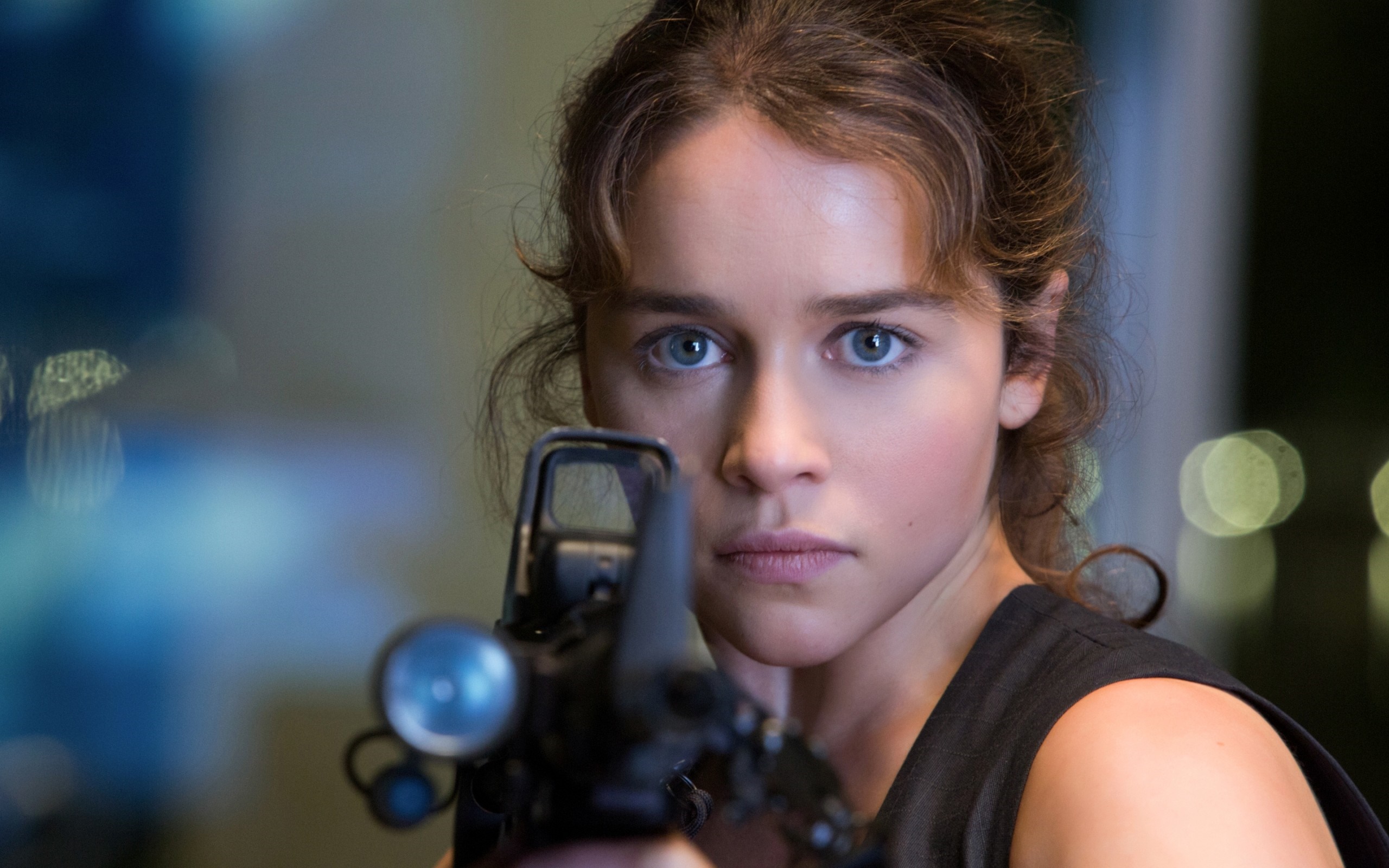 Sarah Connor from Terminator Genisys holding a weapon HD Wallpaper