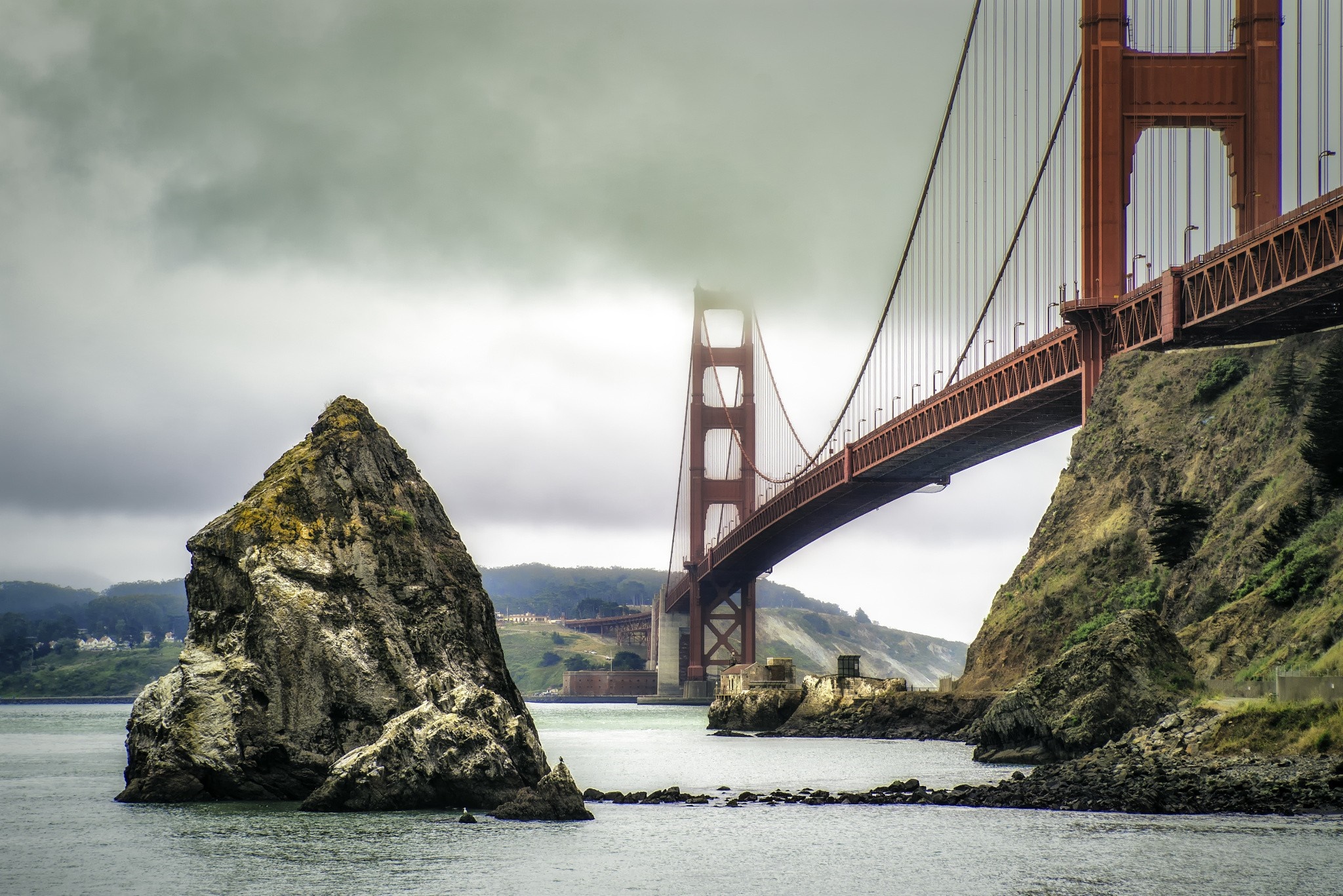 Golden Gate Bridge and rock formation in the bay HD Wallpaper