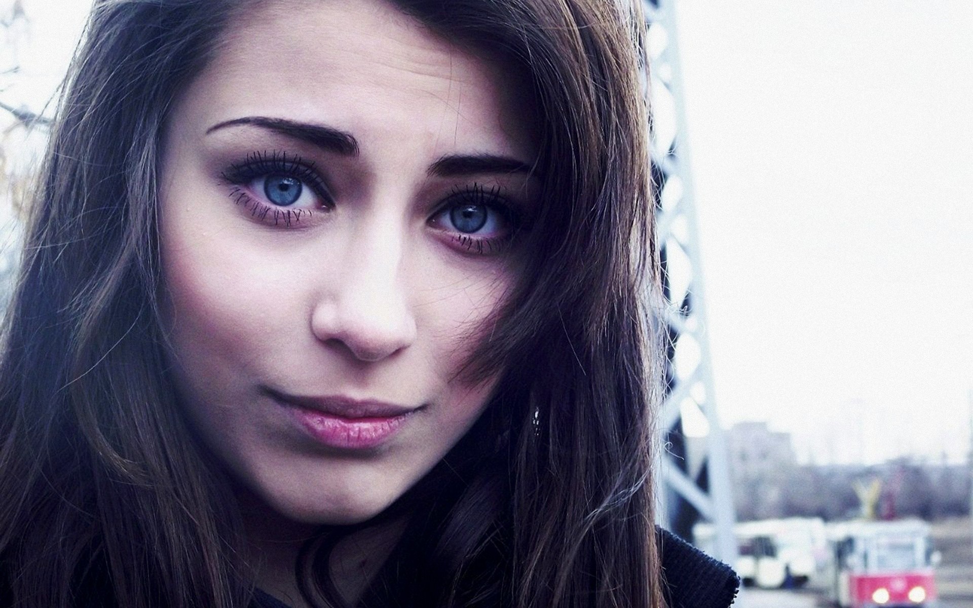 Close-up portrait of a young woman with blue eyes HD Wallpaper