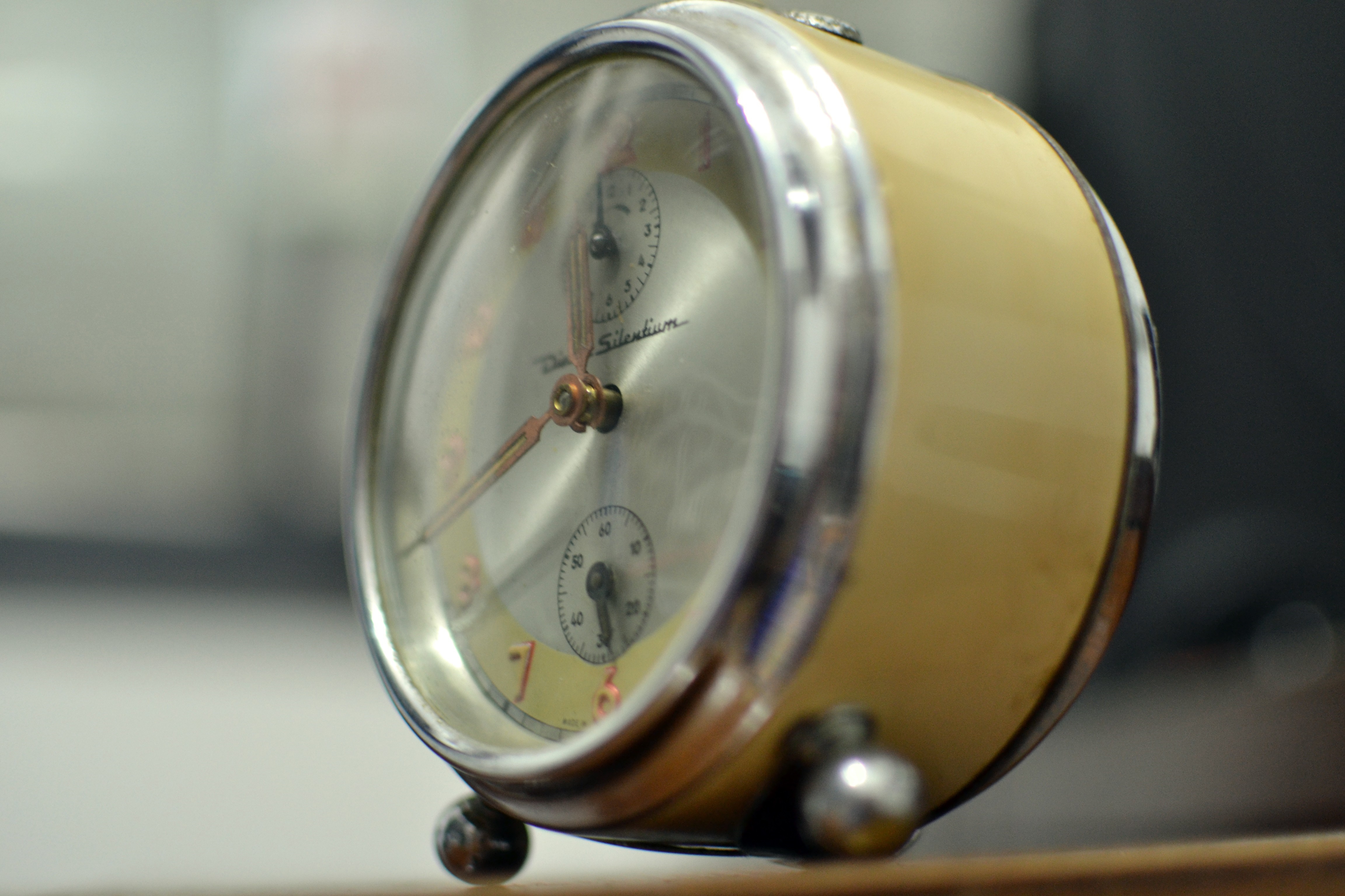 Vintage alarm clock with two sub-dials HD Wallpaper