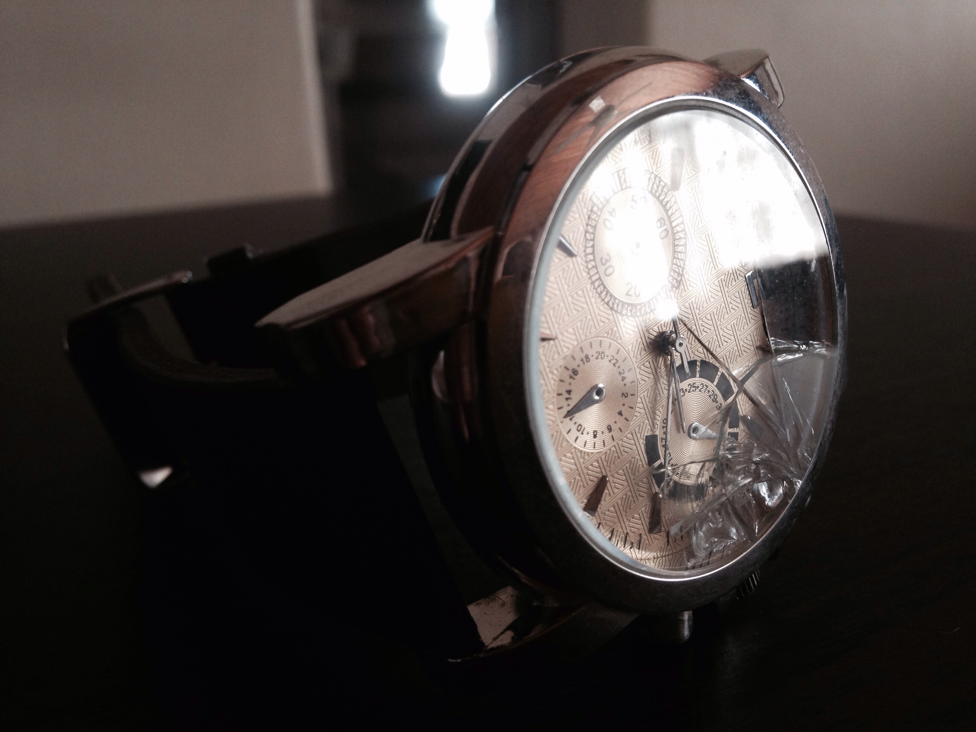Broken luxury watch with cracked glass HD Wallpaper