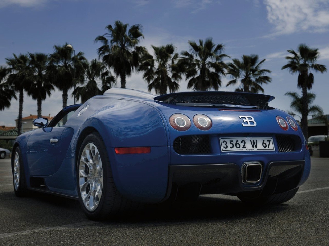 Bugatti Veyron parked by the ocean HD Wallpaper