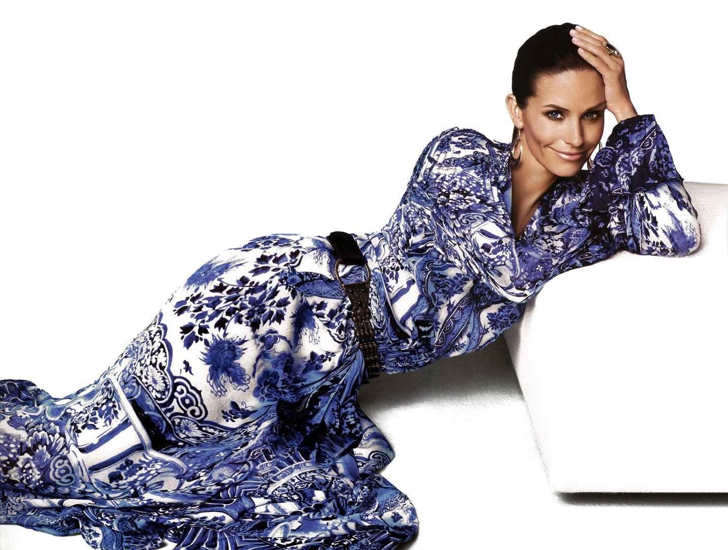 Courteney Cox in a blue and white patterned dress HD Wallpaper