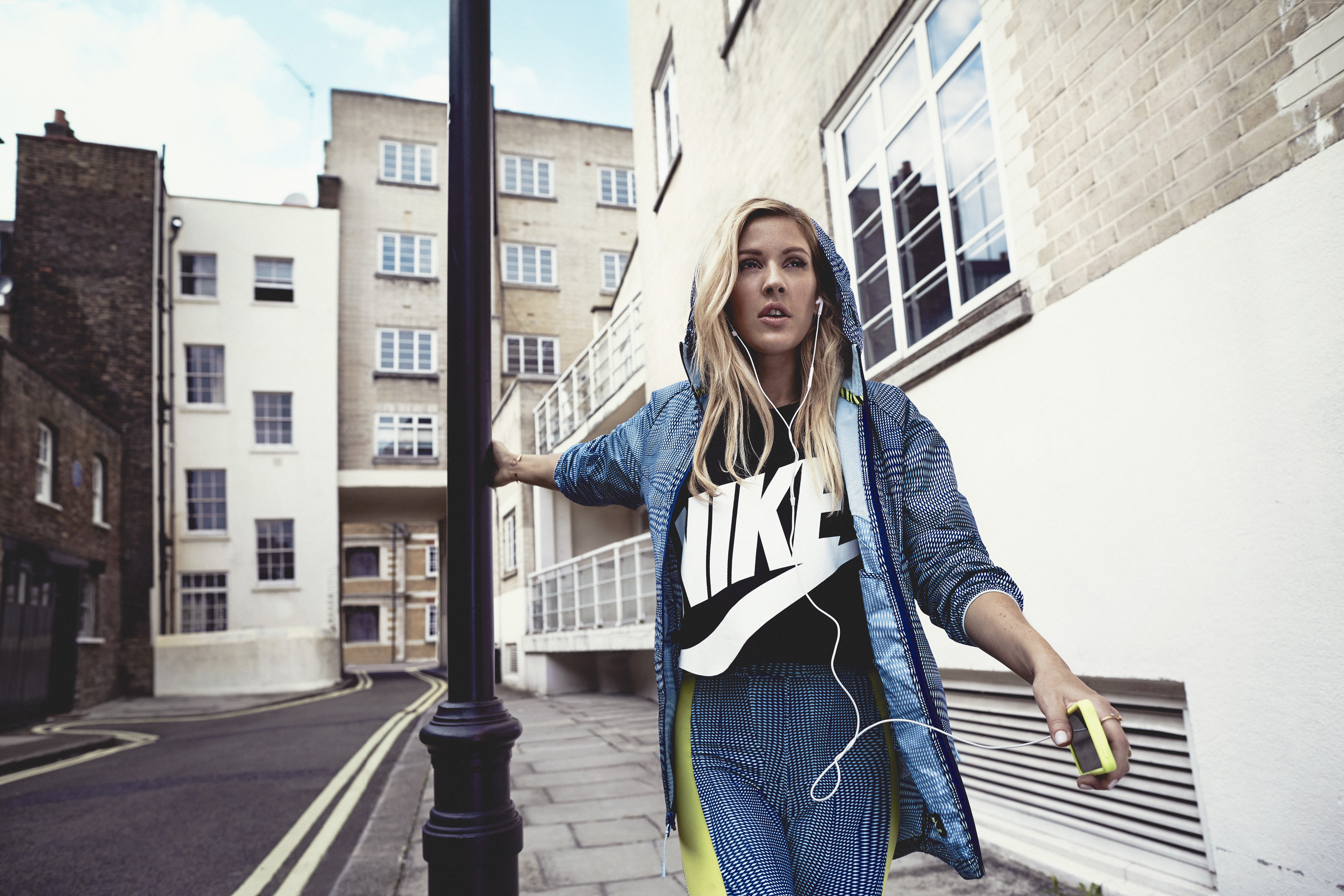 Ellie Goulding wearing Nike in a city street HD Wallpaper