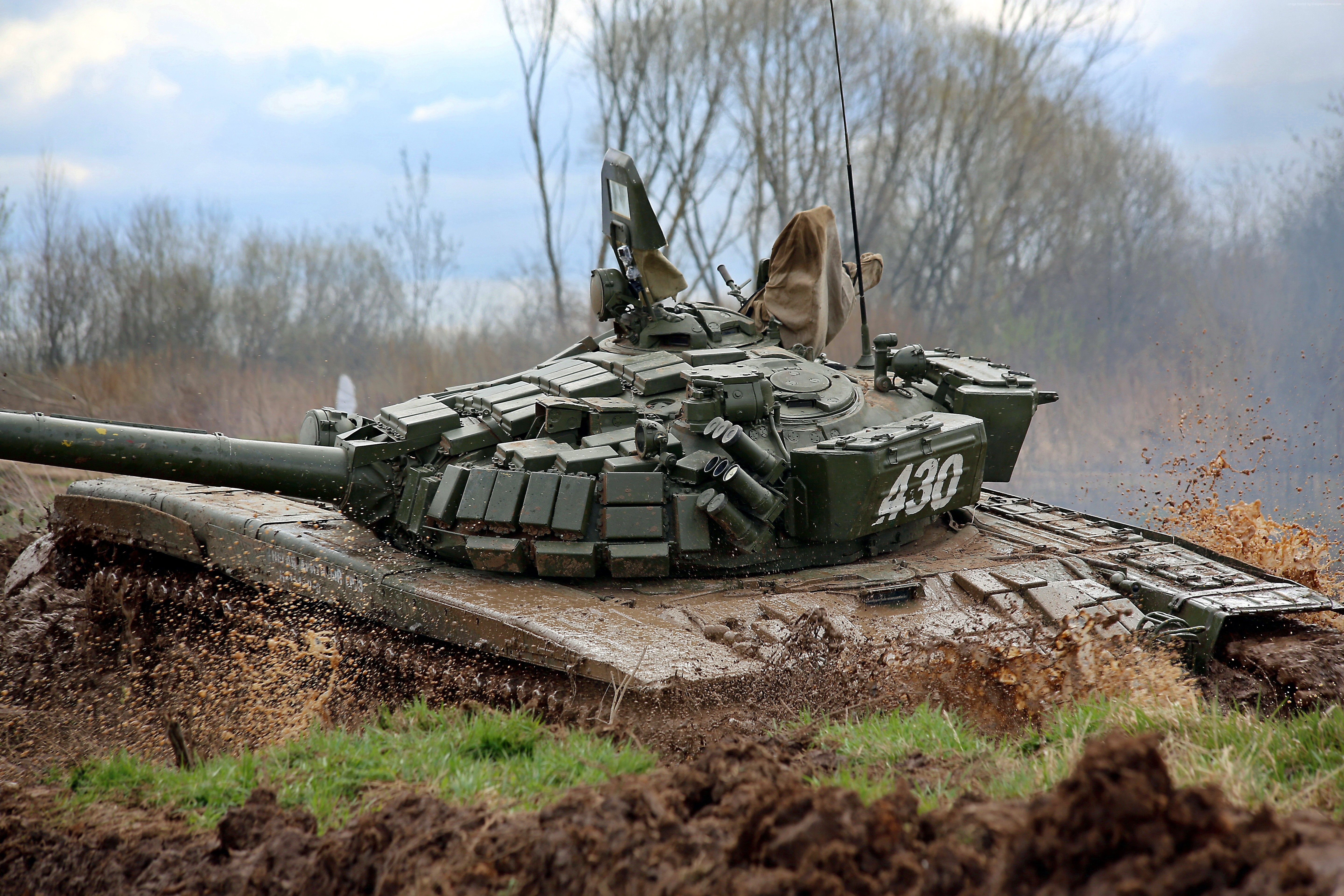 Russian Army T-72B tank in mud HD Wallpaper