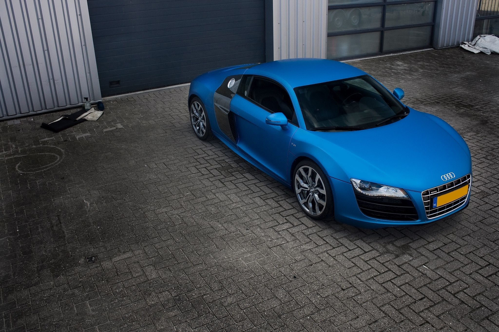 Blue Audi R8 Coupe parked outside a garage HD Wallpaper