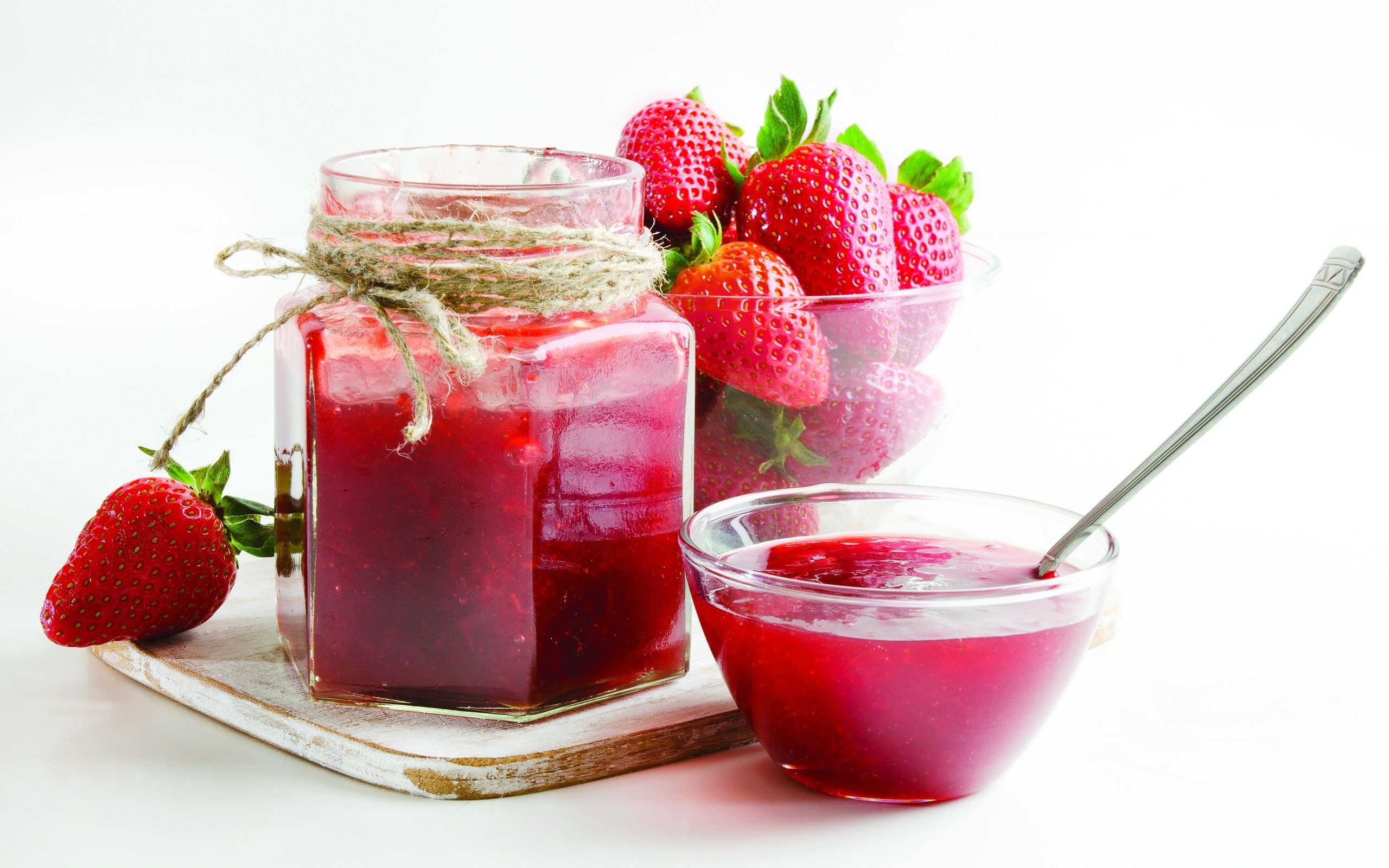 Strawberry jam in a jar with fresh strawberries HD Wallpaper