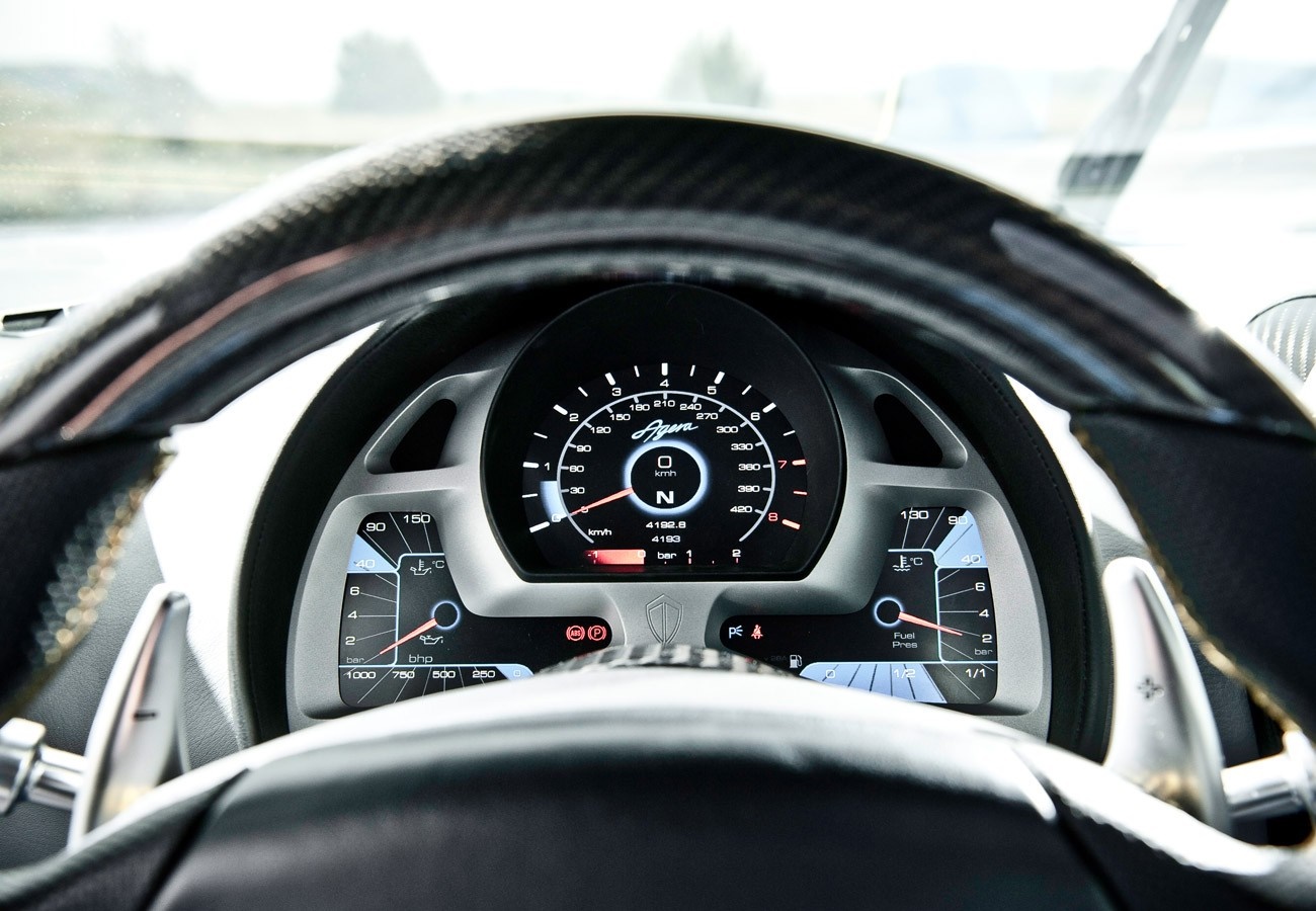 Koenigsegg Agera dashboard and steering wheel HD Wallpaper