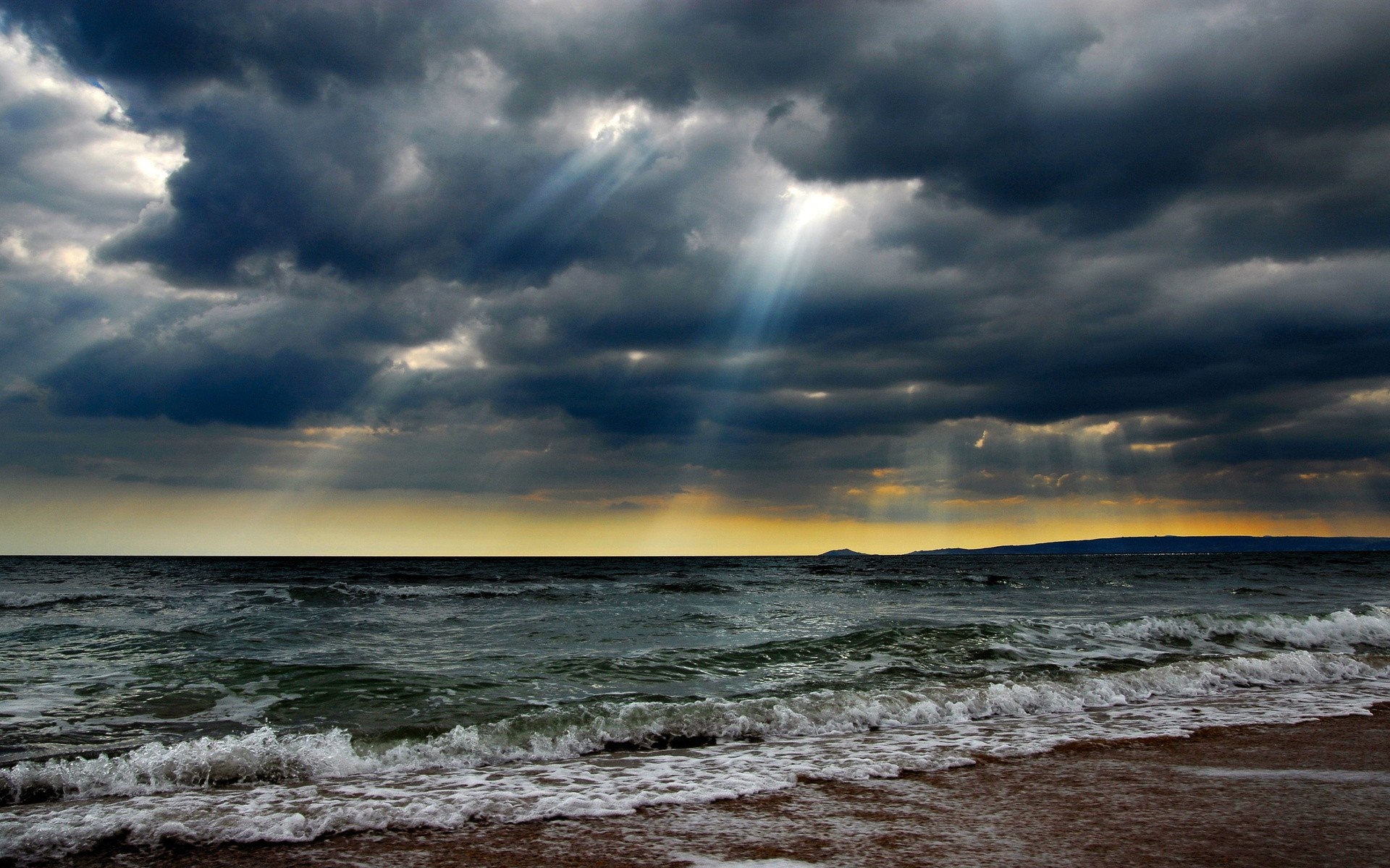 Sunbeams through storm clouds over the sea HD Wallpaper