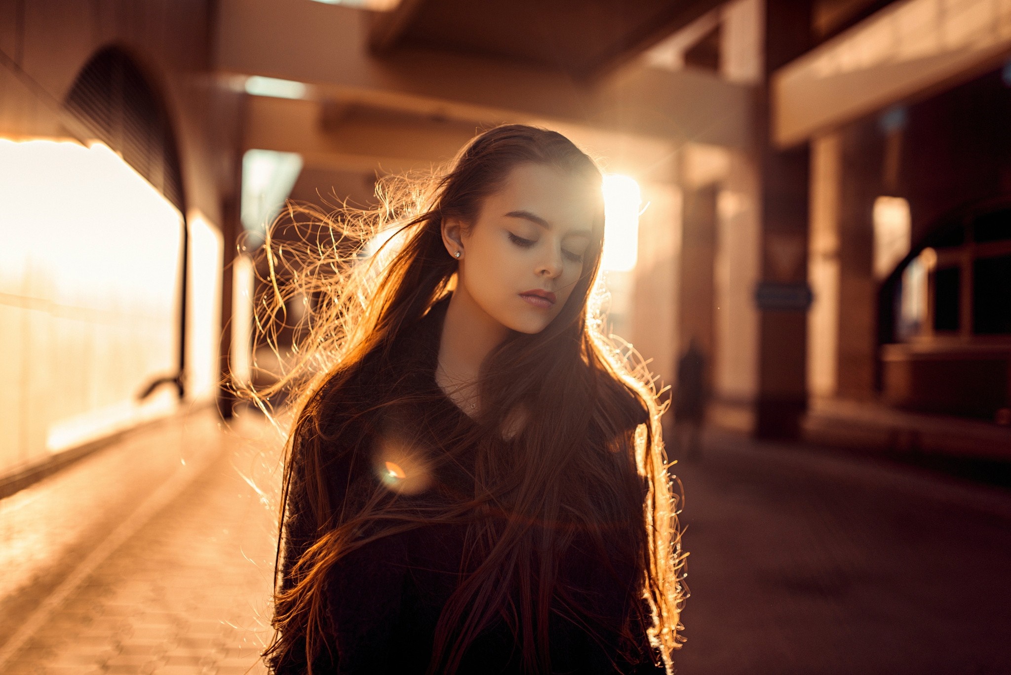 Woman with long hair in sunlight HD Wallpaper
