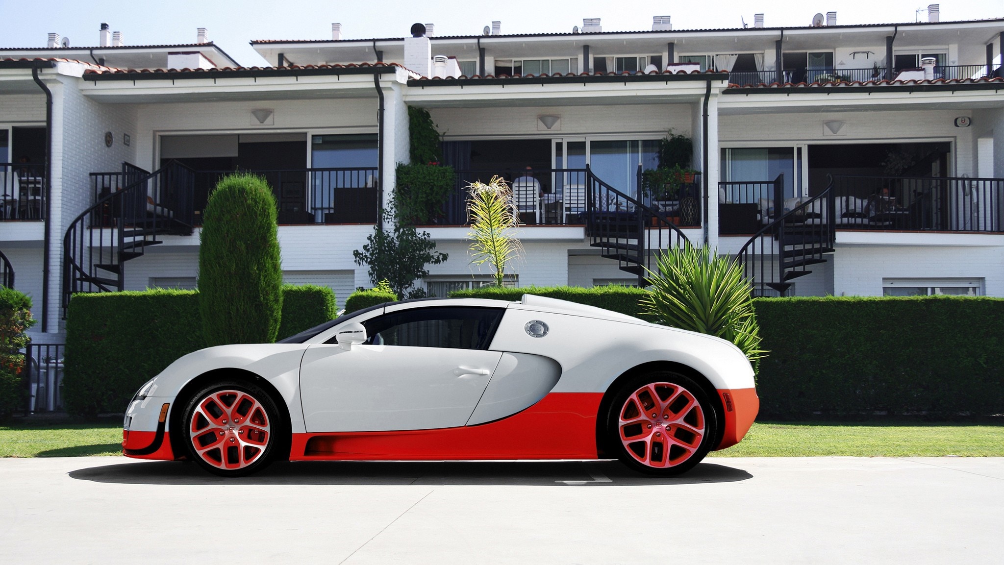 White and red Bugatti Veyron parked in front of a building HD Wallpaper