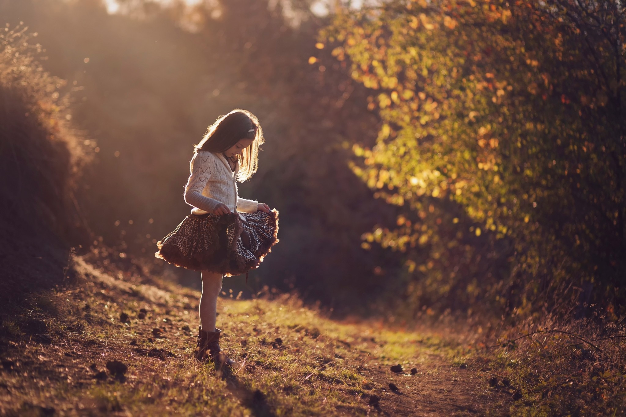 Girl in a skirt in the sunlight HD Wallpaper