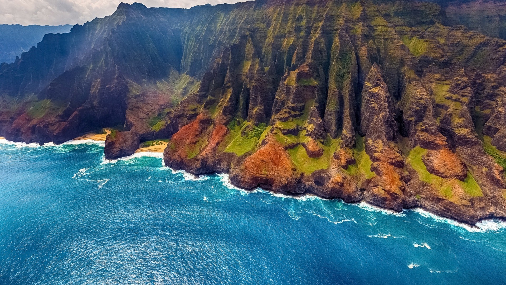 Aerial view of Na Pali Coast cliffs and the Pacific Ocean HD Wallpaper