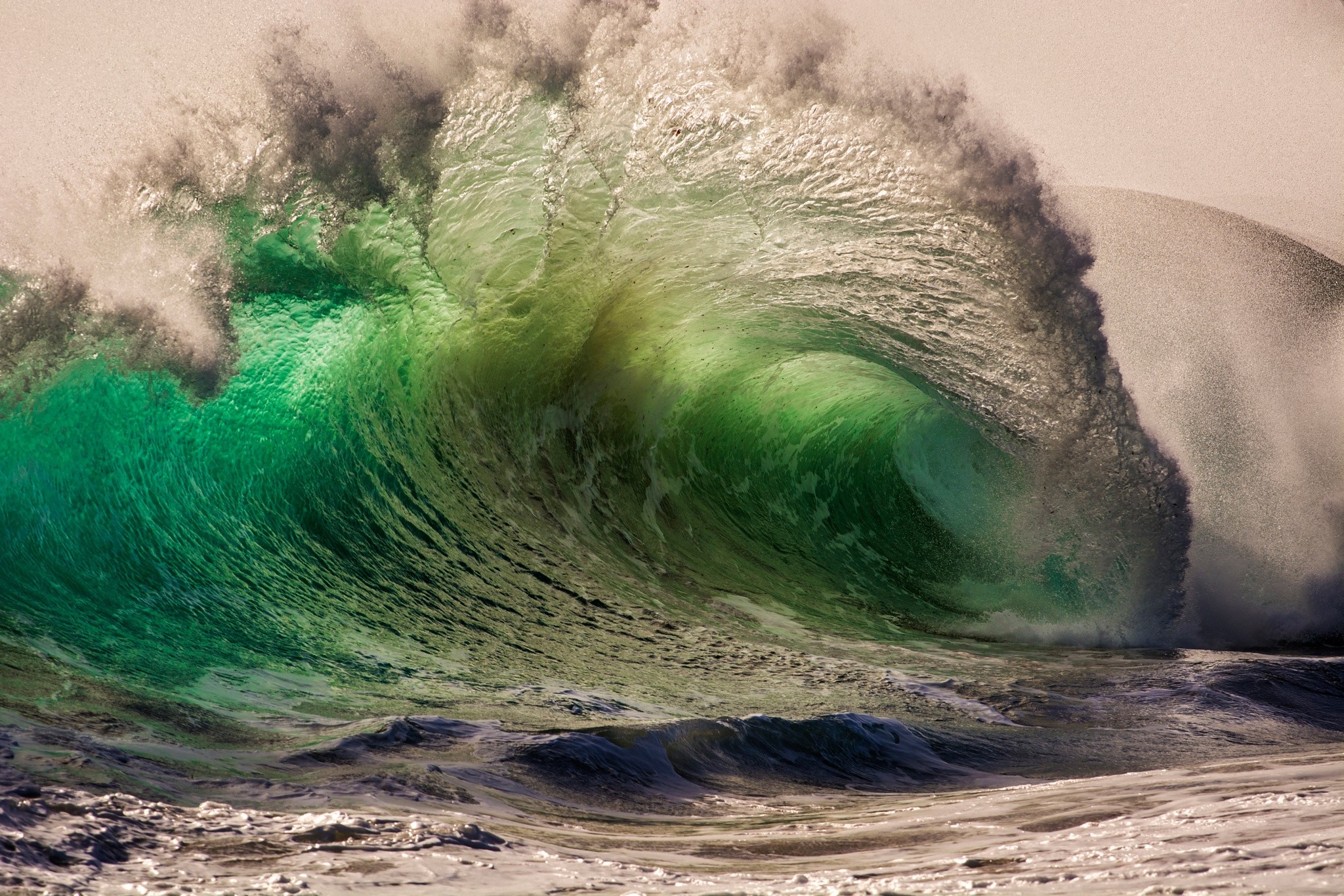 A powerful green wave barrels and crashes HD Wallpaper
