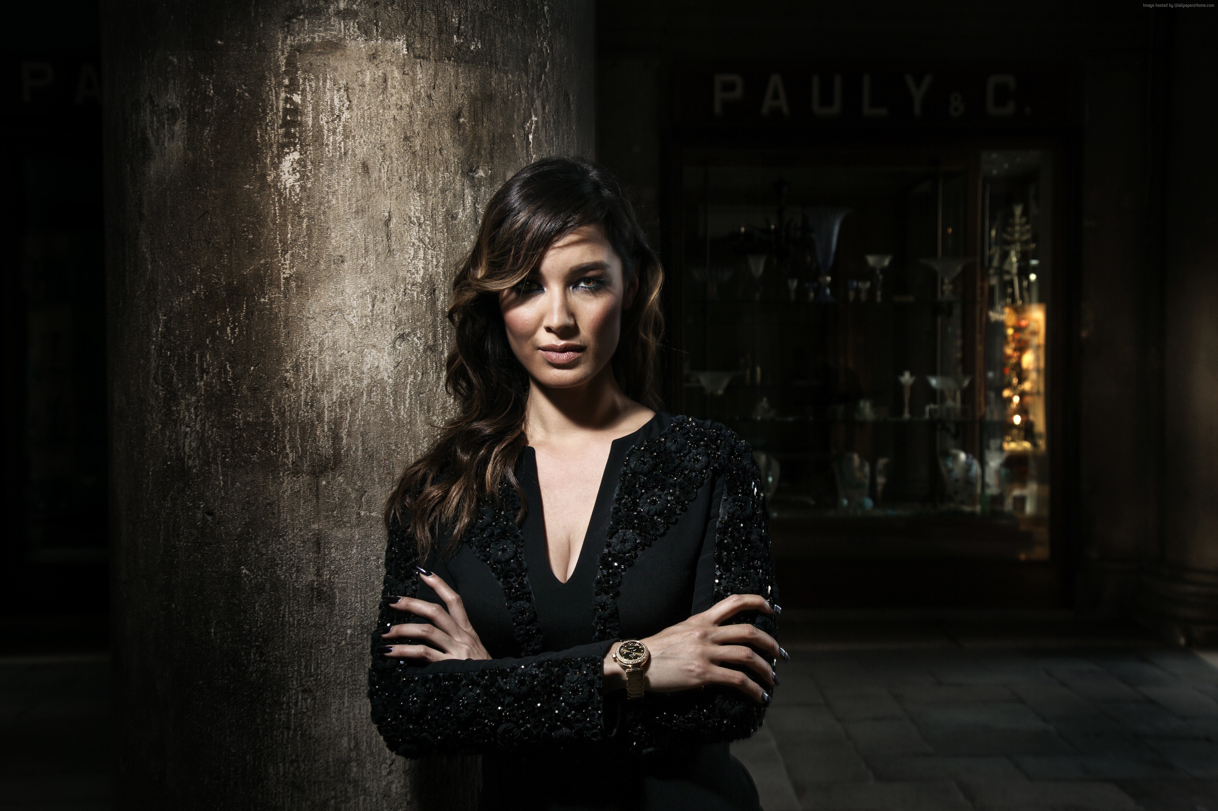 Berenice Marlohe posing in front of Pauly & C. HD Wallpaper