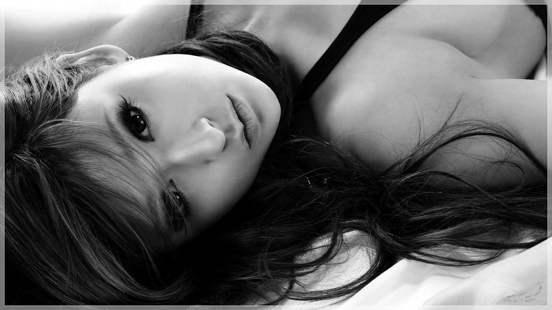 Black and white close-up portrait of a woman HD Wallpaper