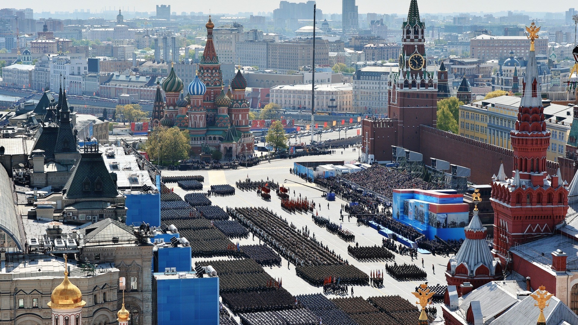 Moscow Red Square military parade with St. Basil's Cathedral and Kremlin HD Wallpaper