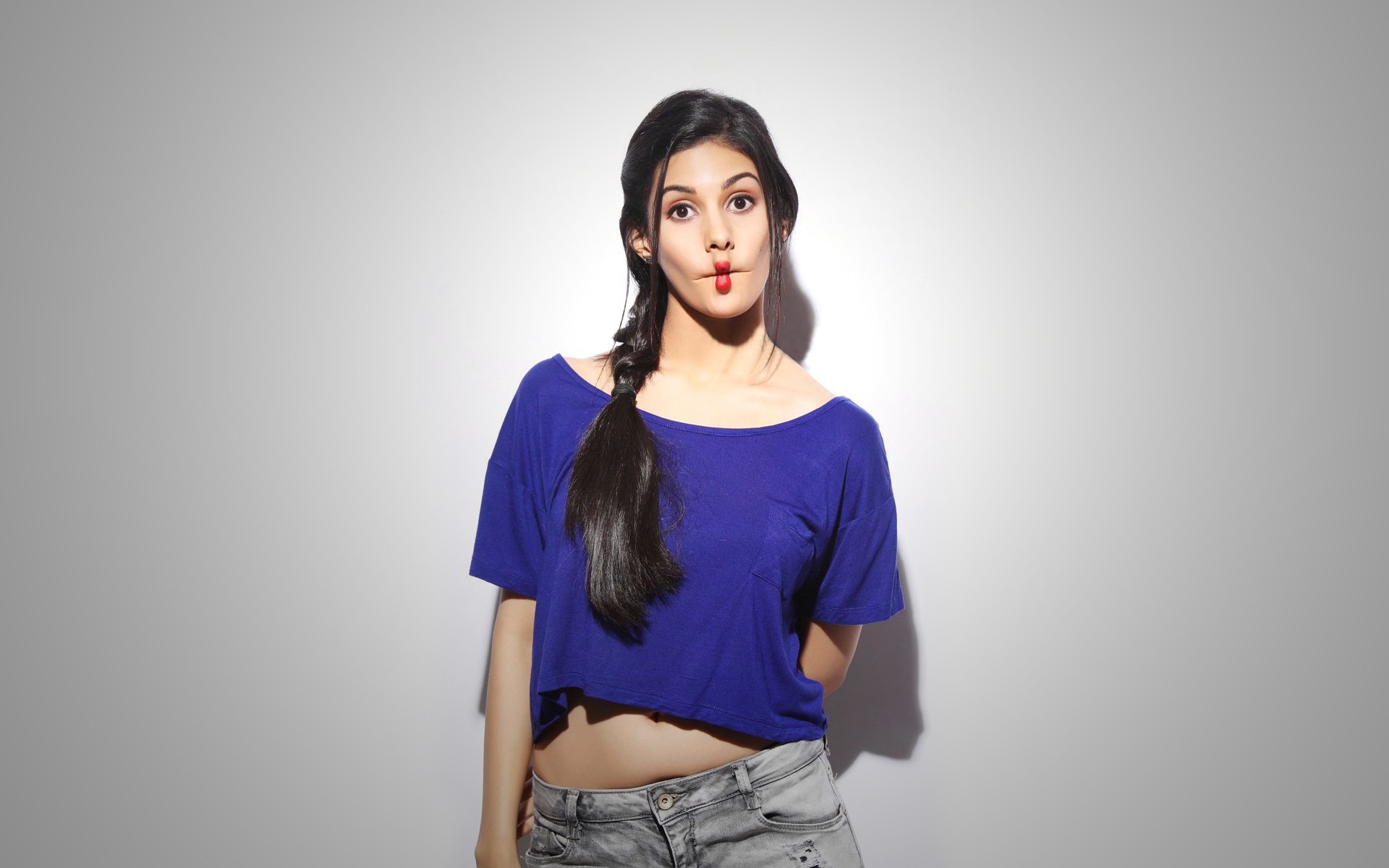 Amyra Dastur in a blue crop top and jeans HD Wallpaper
