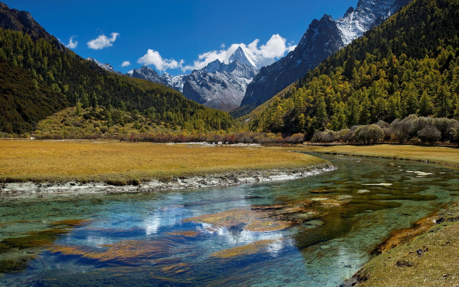 Clear river flowing through a valley with mountains and trees HD Wallpaper