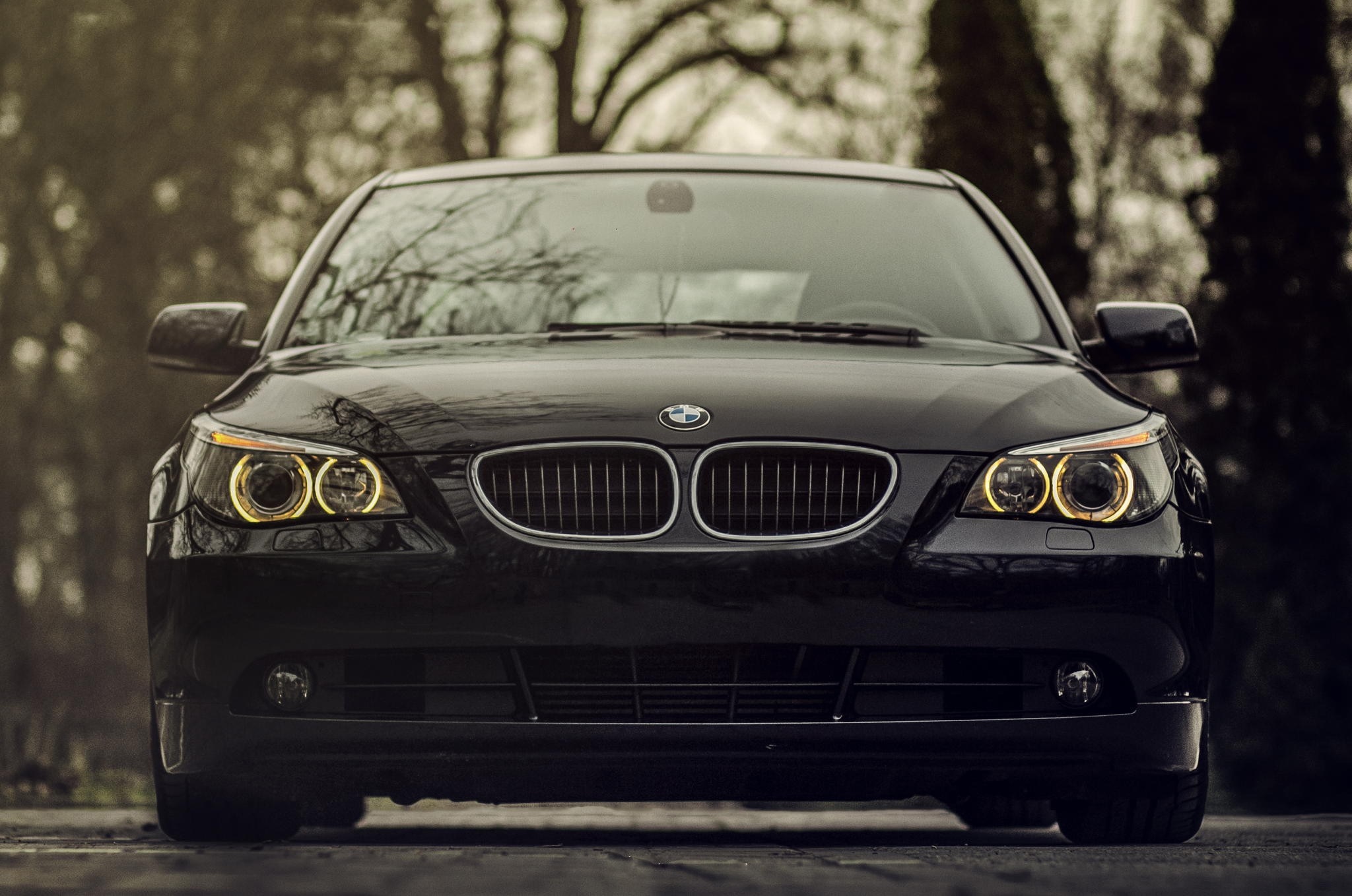 Black BMW E60 Sedan parked outdoors HD Wallpaper