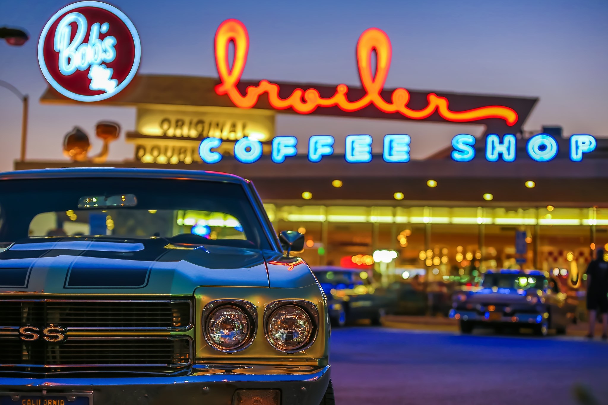 Classic Car in front of Bob's Broiler Coffee Shop at Dusk HD Wallpaper