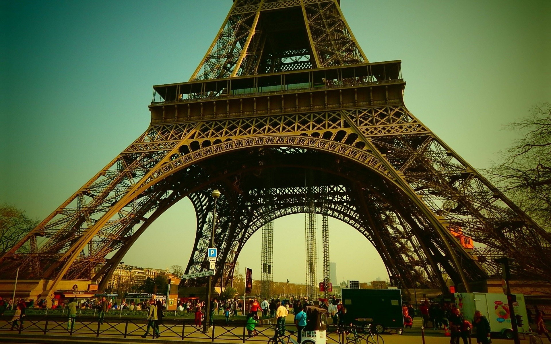 Eiffel Tower in Paris HD Wallpaper