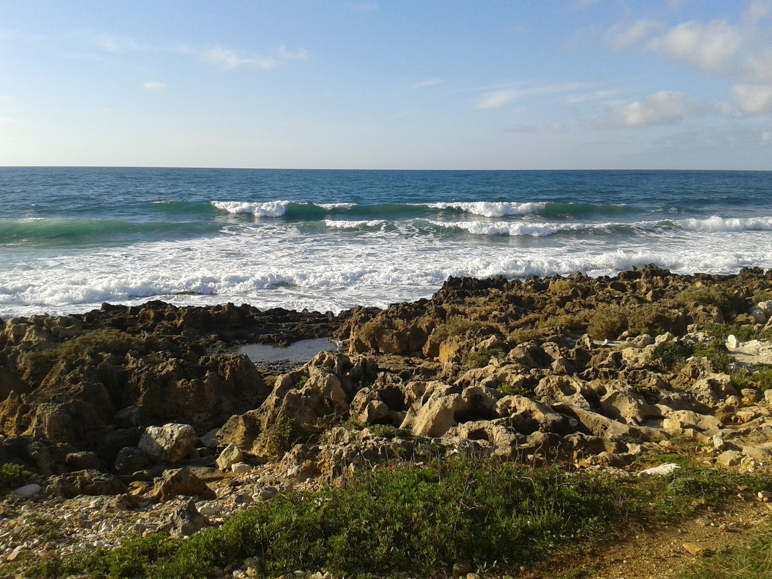 Rocky coast with waves crashing on the shore HD Wallpaper