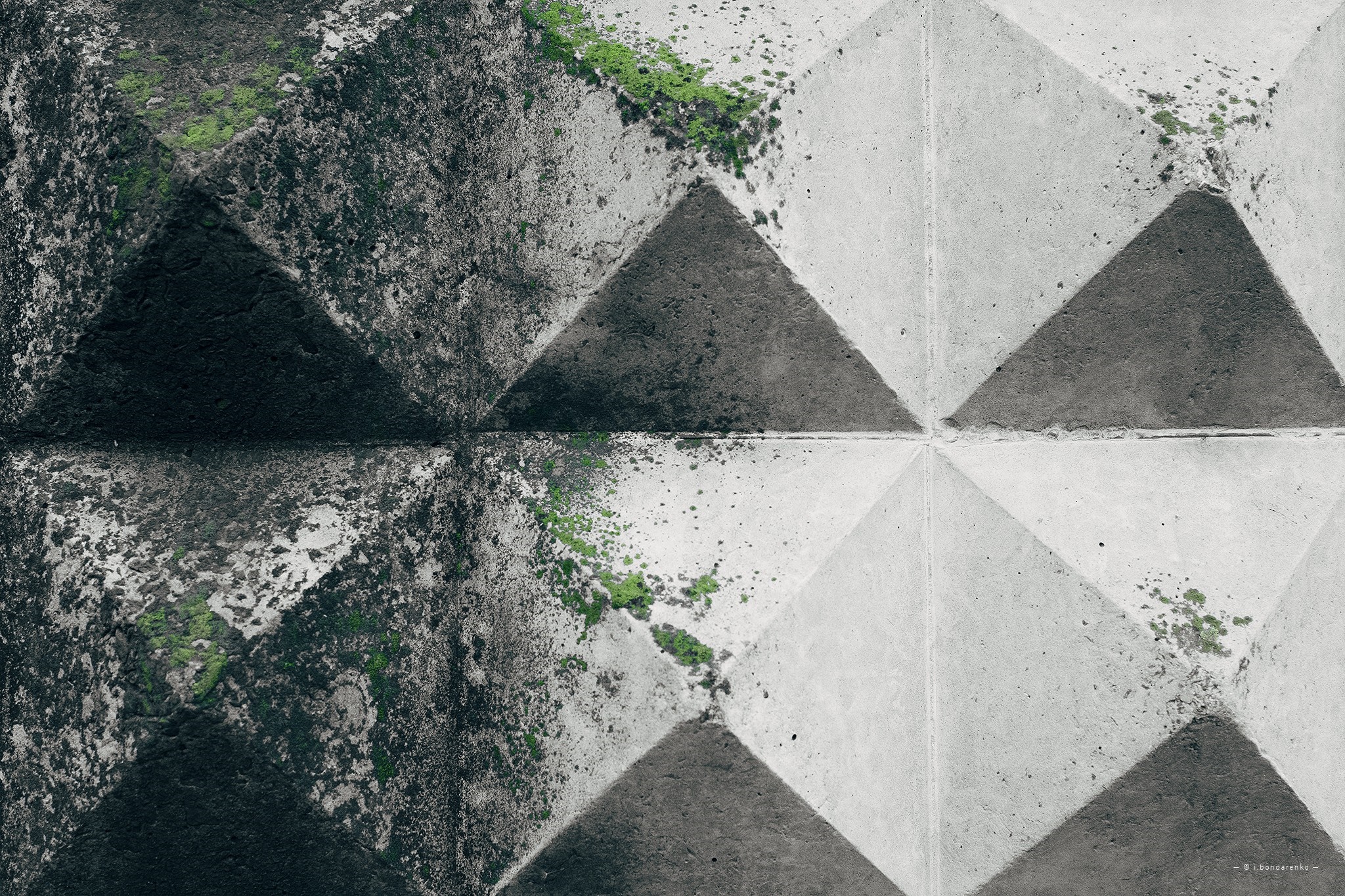 Geometric concrete fence with moss HD Wallpaper