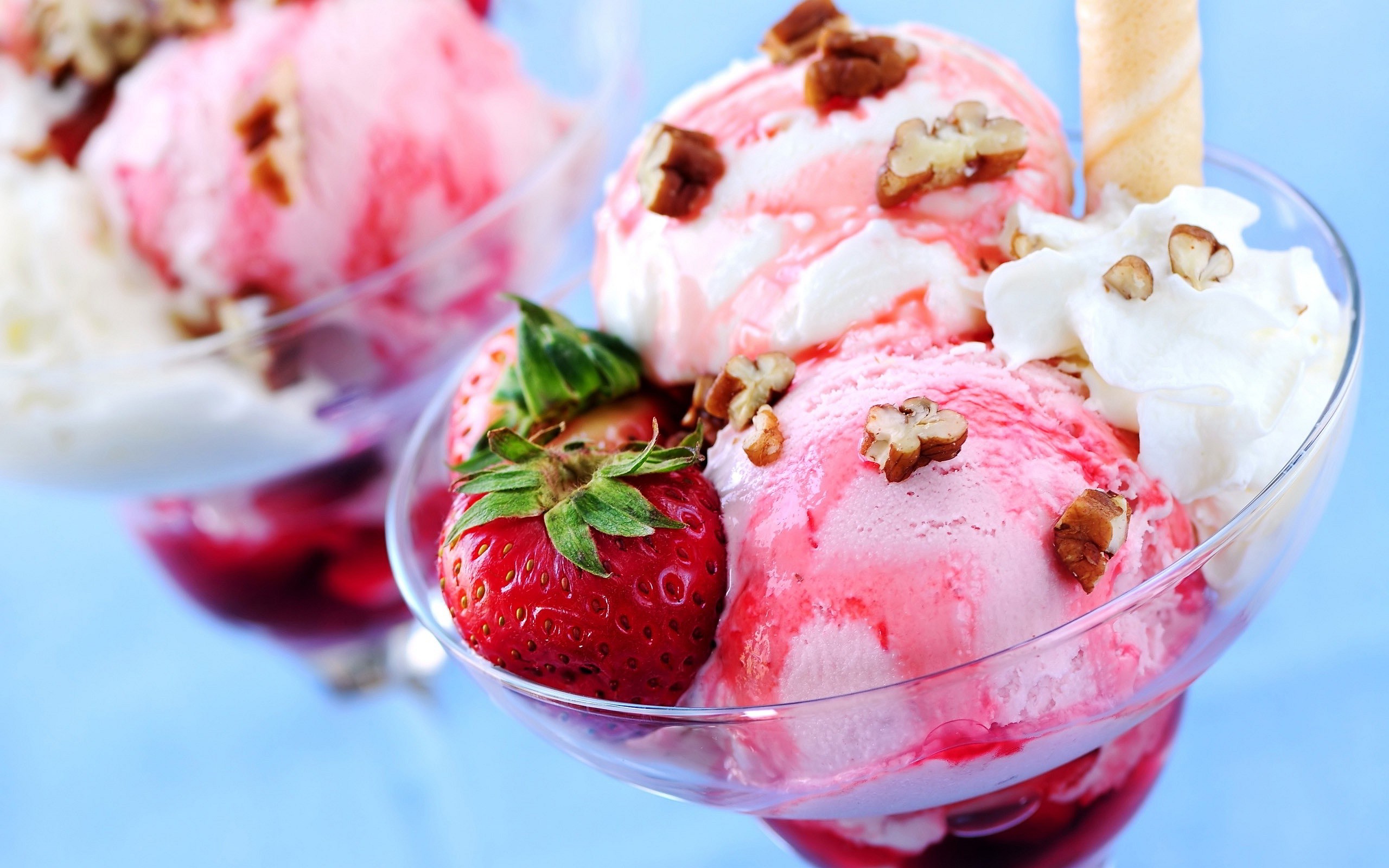 Strawberry ice cream sundae with nuts and wafer HD Wallpaper