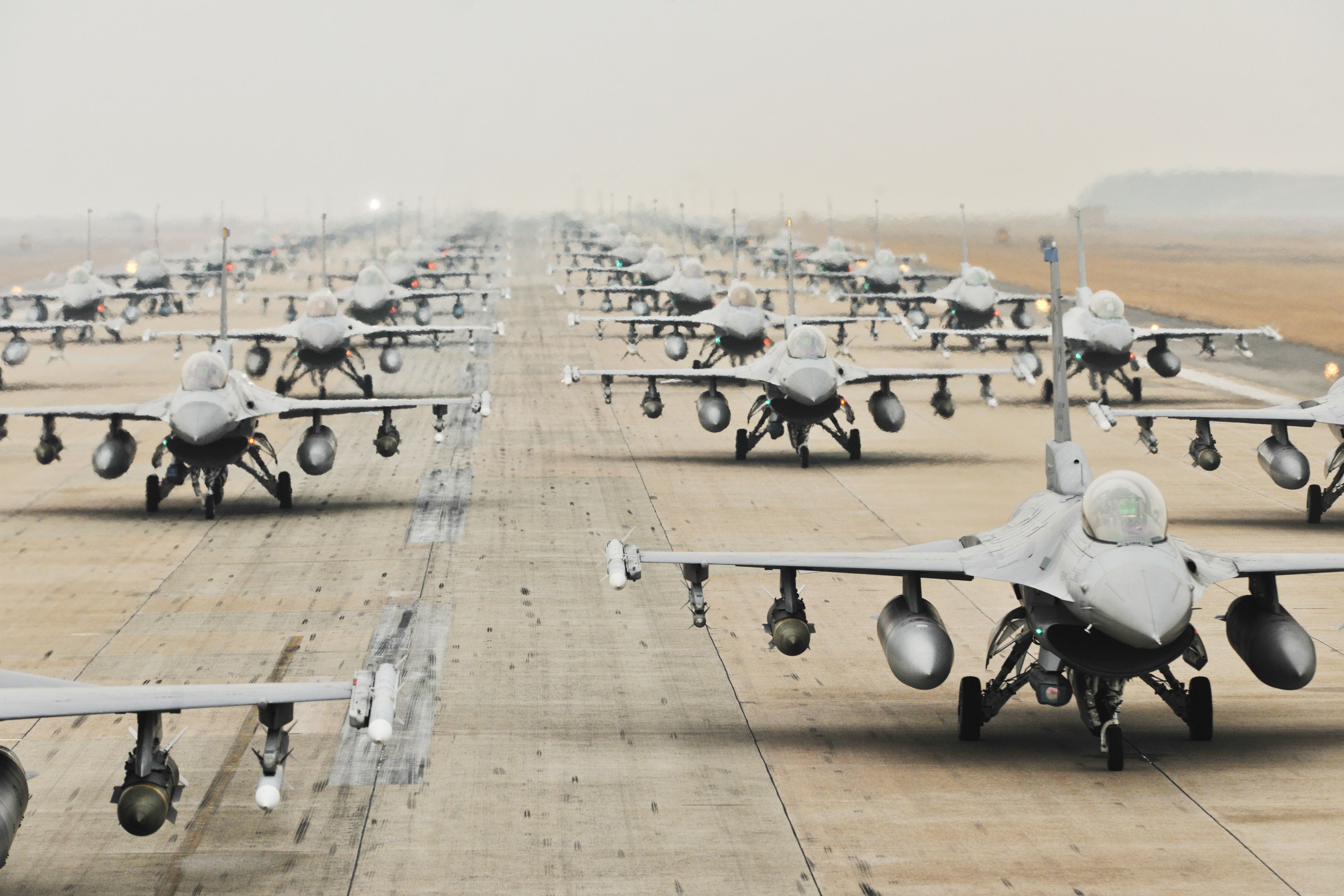 F-16 Fighting Falcon fighter jets lined up on a runway HD Wallpaper