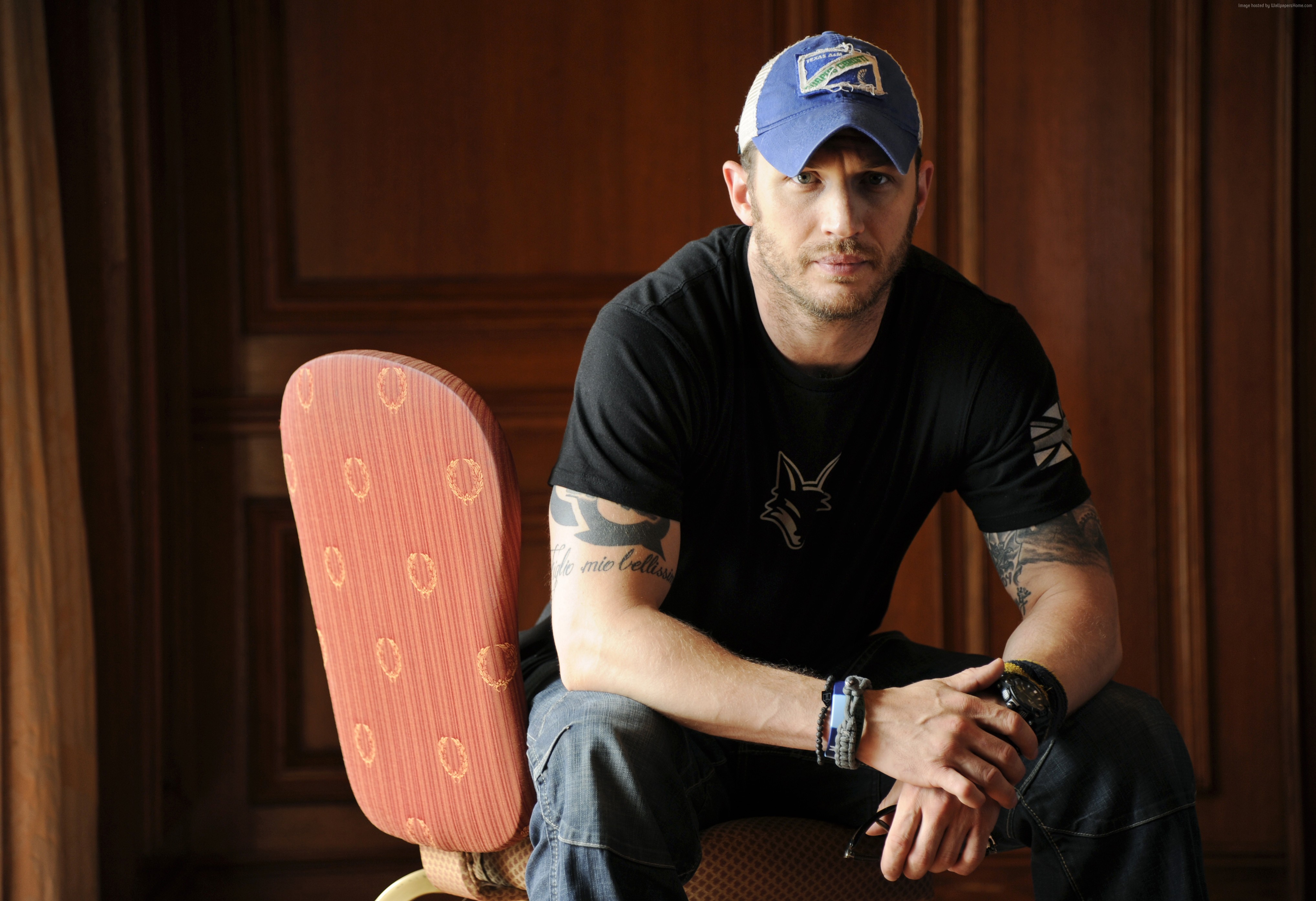 Tom Hardy wearing a blue baseball cap and black t-shirt HD Wallpaper