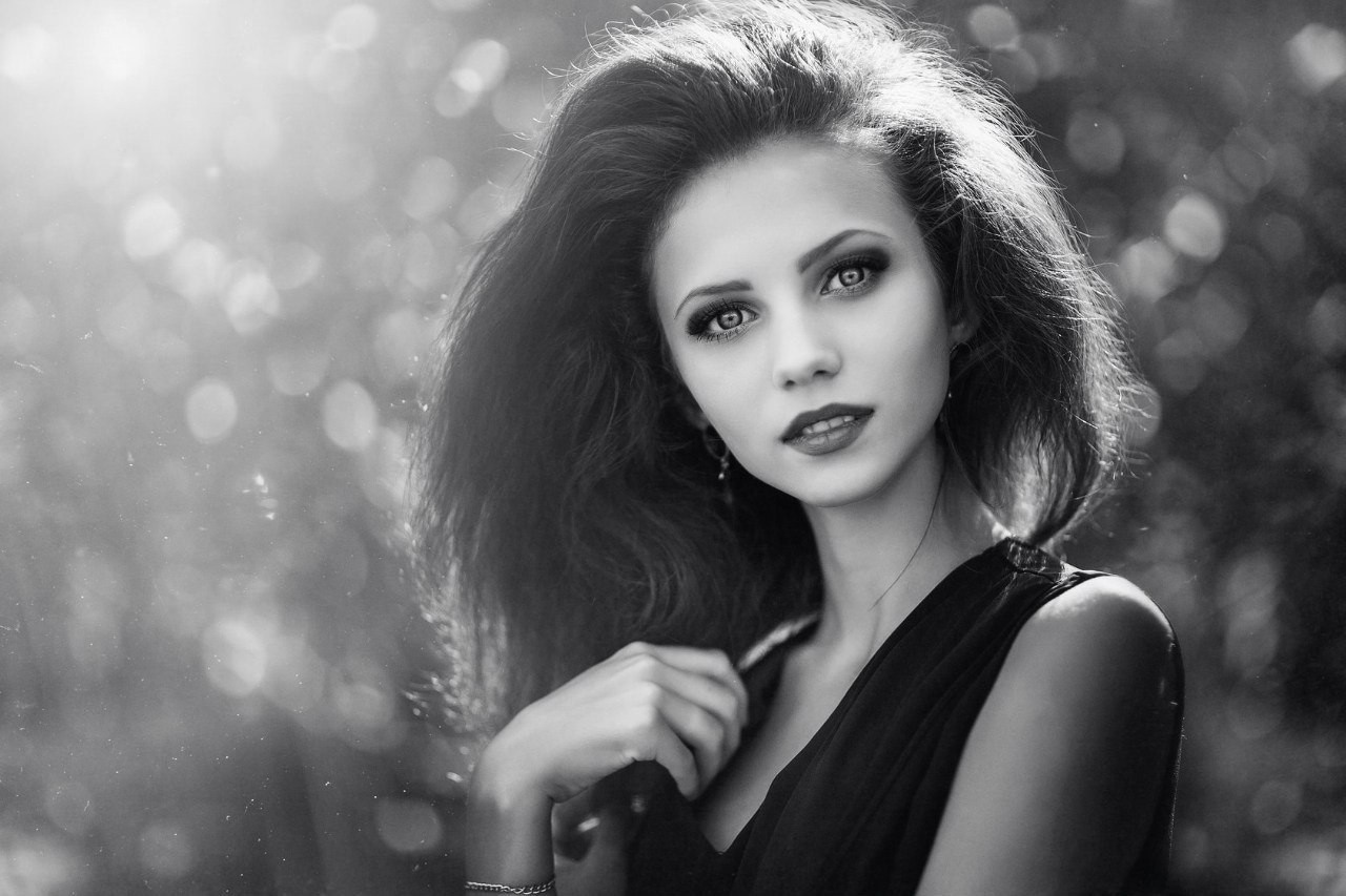 Monochrome Portrait of a Woman with Long Hair HD Wallpaper