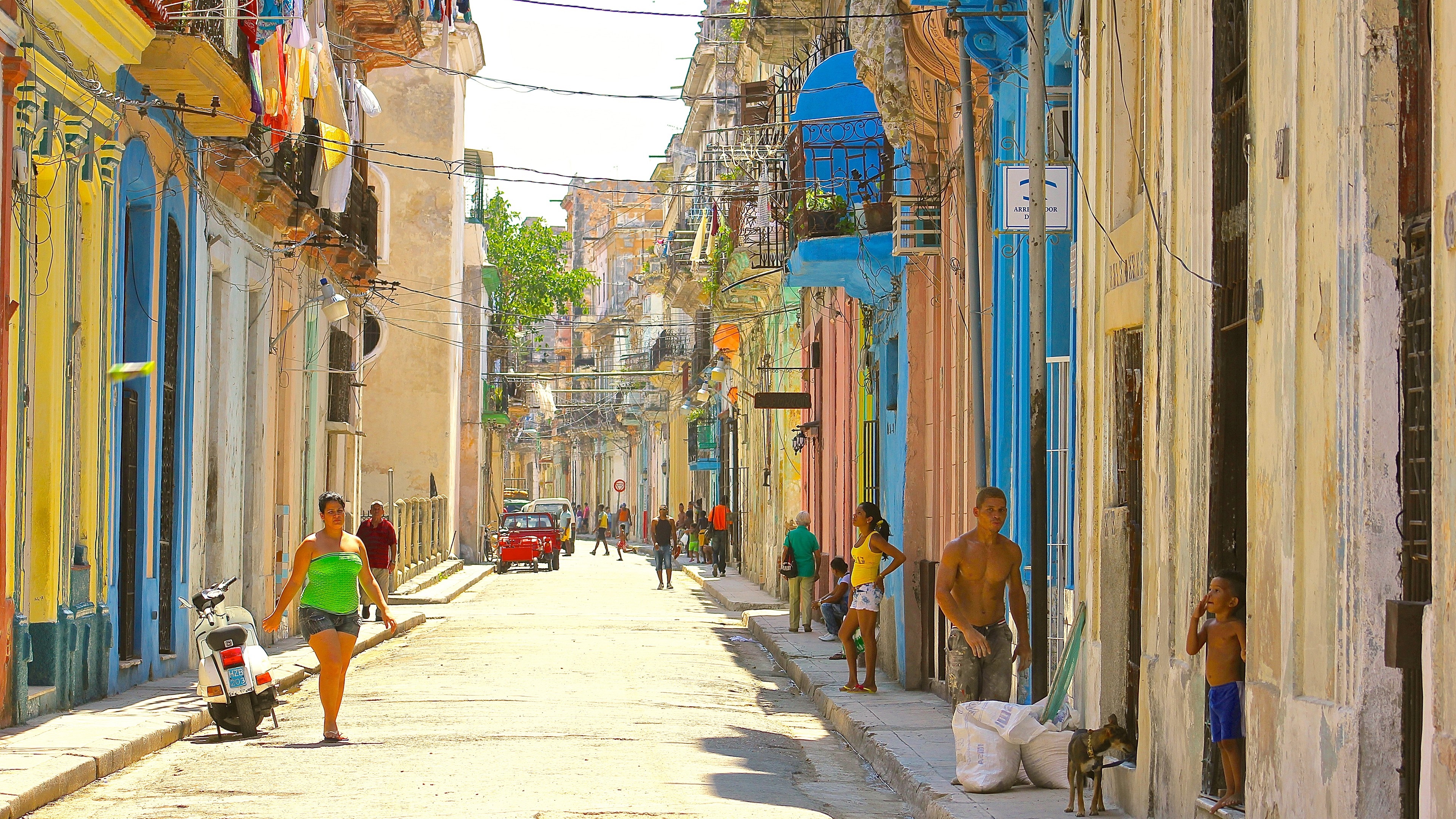 Street scene in Havana, Cuba with colorful buildings and people HD Wallpaper