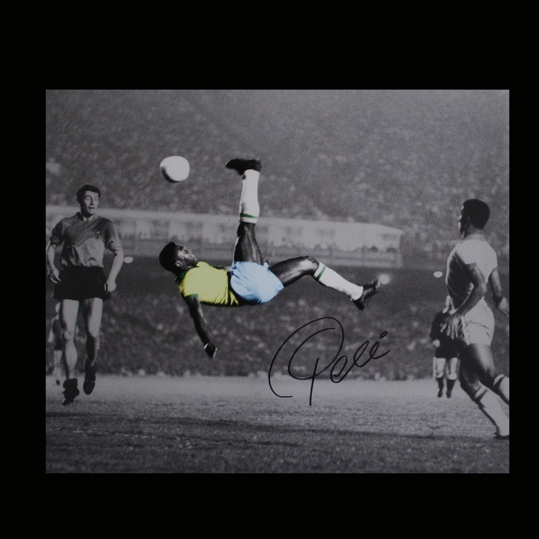 Pelé performing a bicycle kick HD Wallpaper