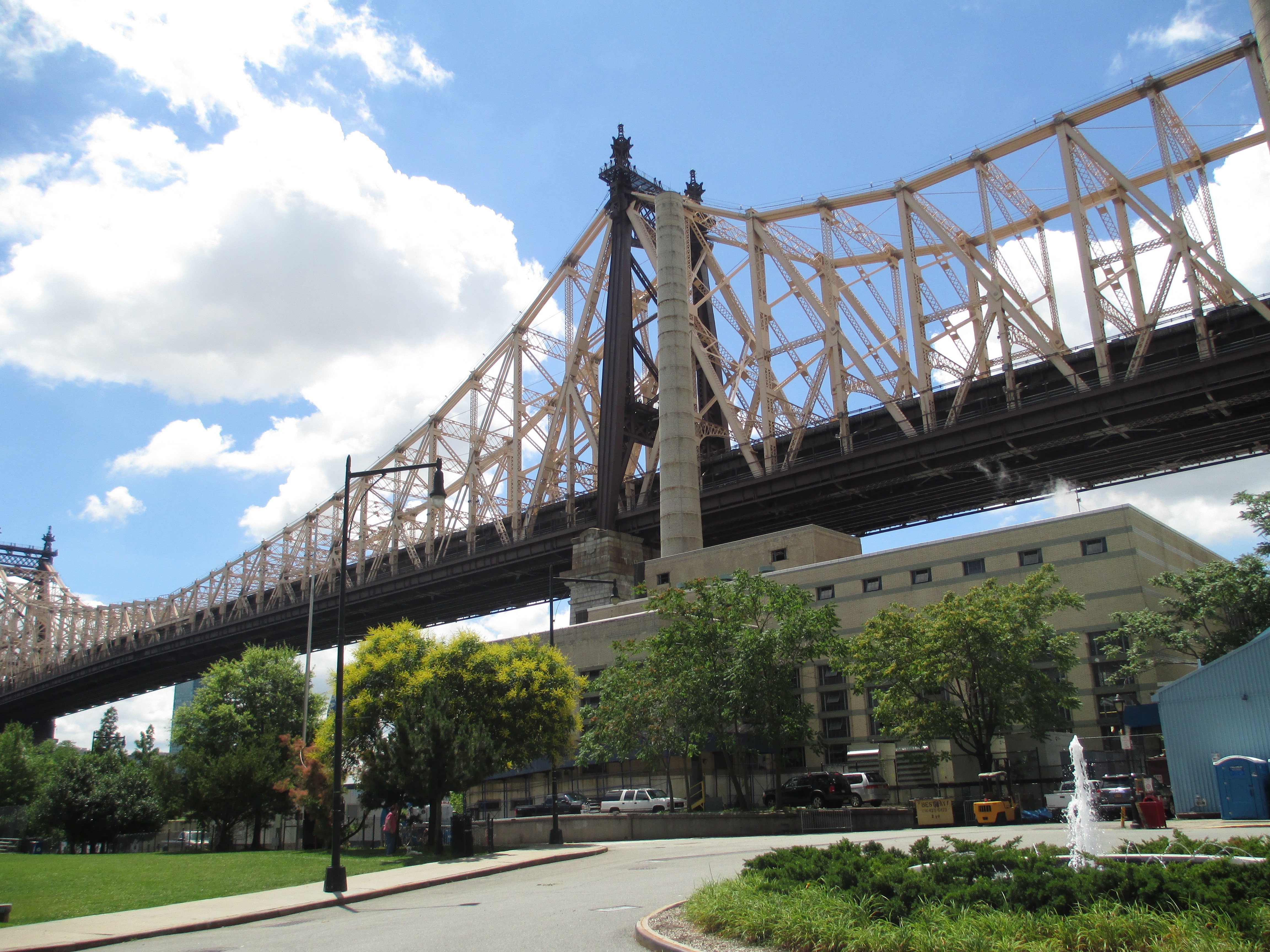 Queensboro Bridge over building and park HD Wallpaper