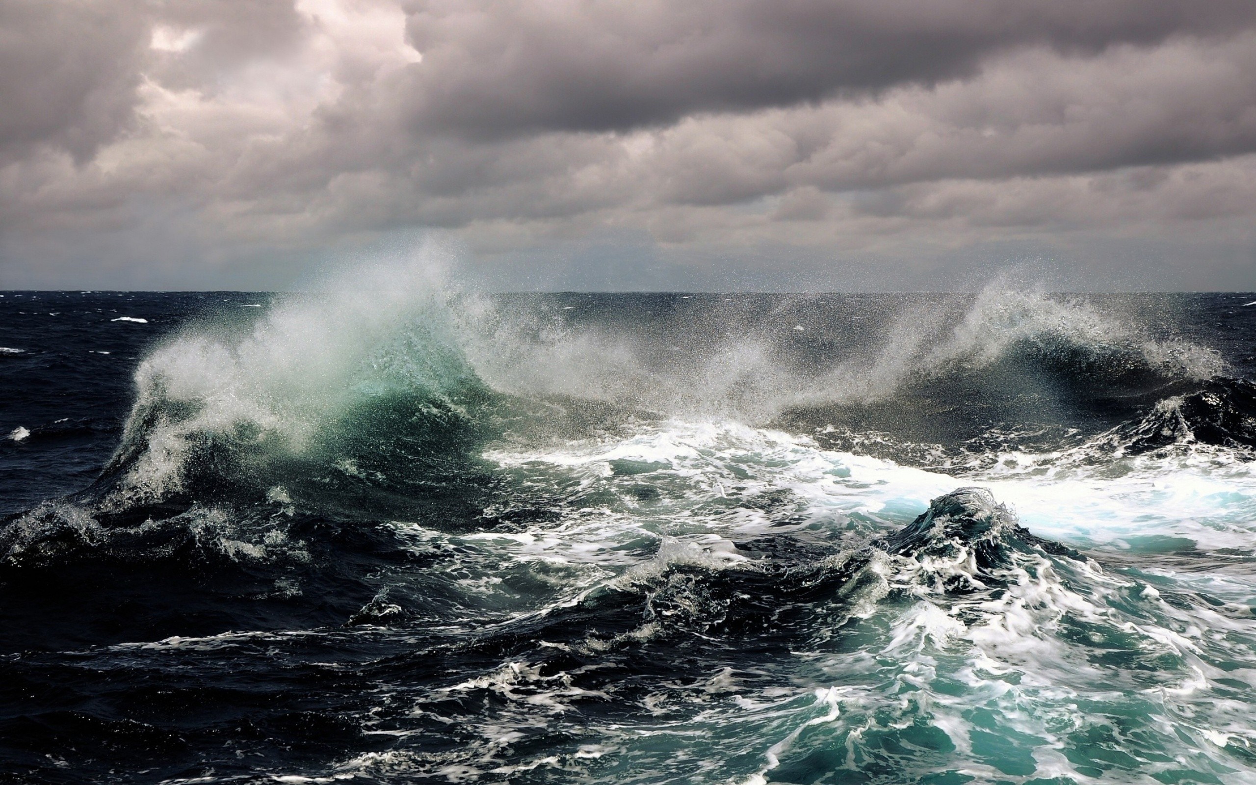 Stormy ocean with large waves crashing under cloudy sky HD Wallpaper