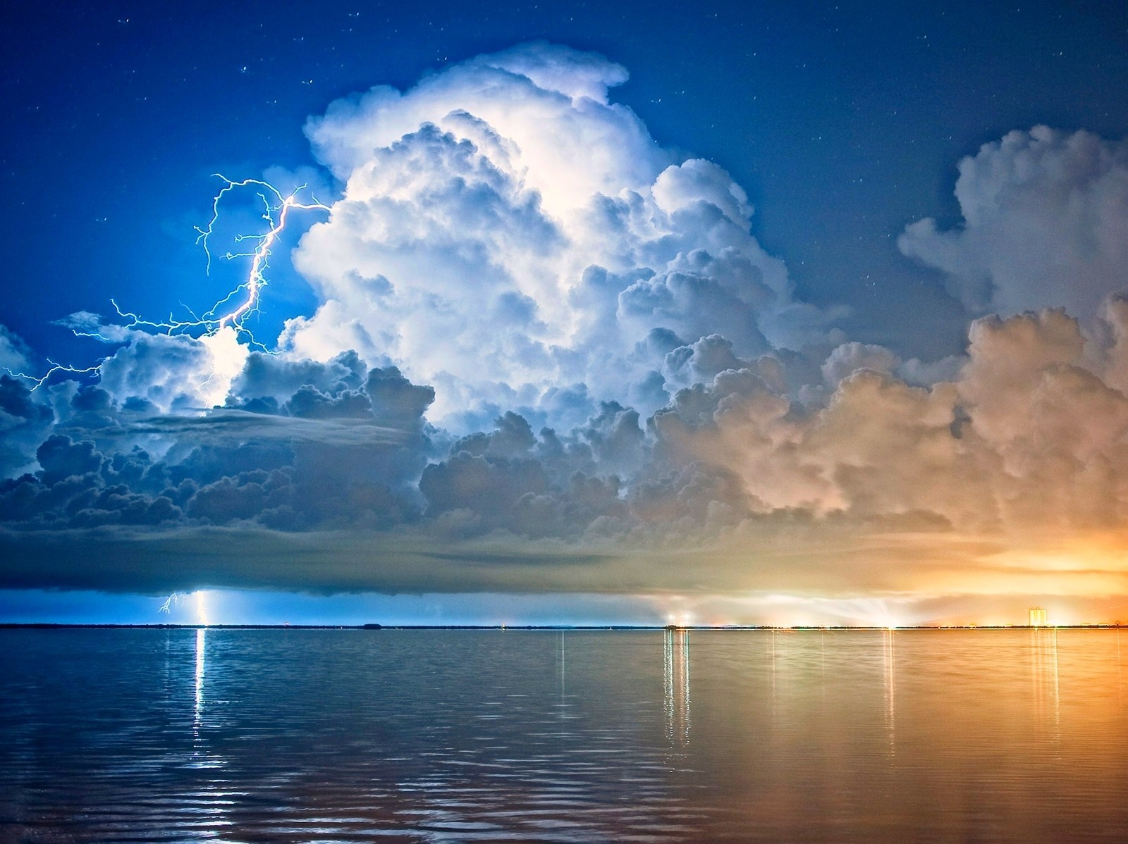 Lightning storm over the ocean at dusk HD Wallpaper