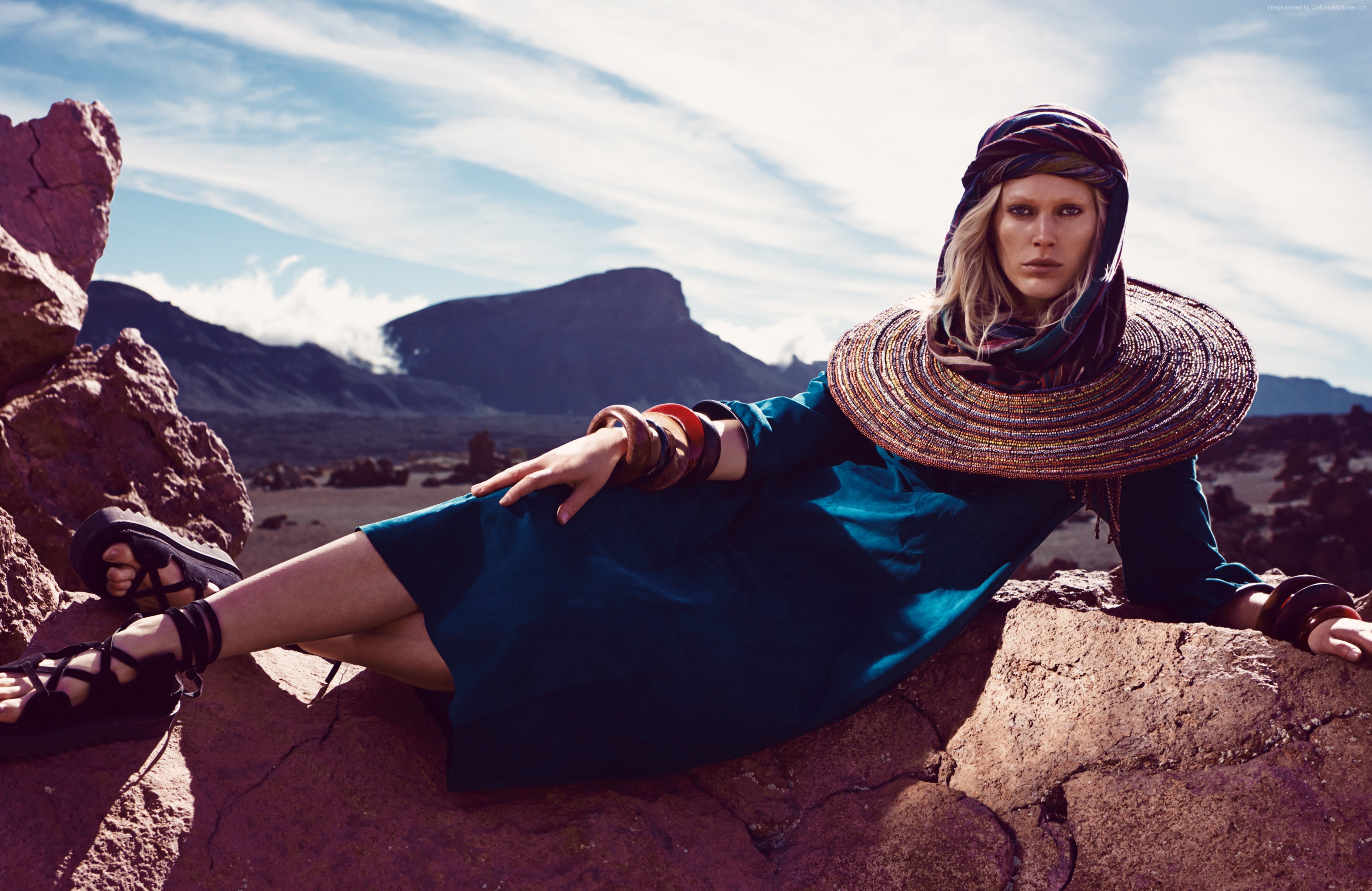 Iselin Steiro in a desert landscape HD Wallpaper