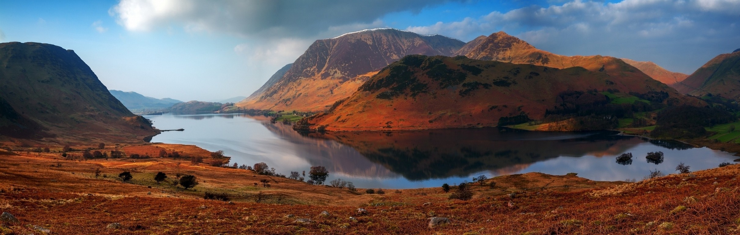 Panoramic view of a lake and mountains in autumn HD Wallpaper
