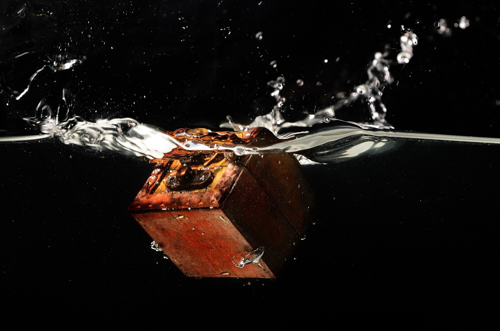 Wooden chest splashing into dark water HD Wallpaper