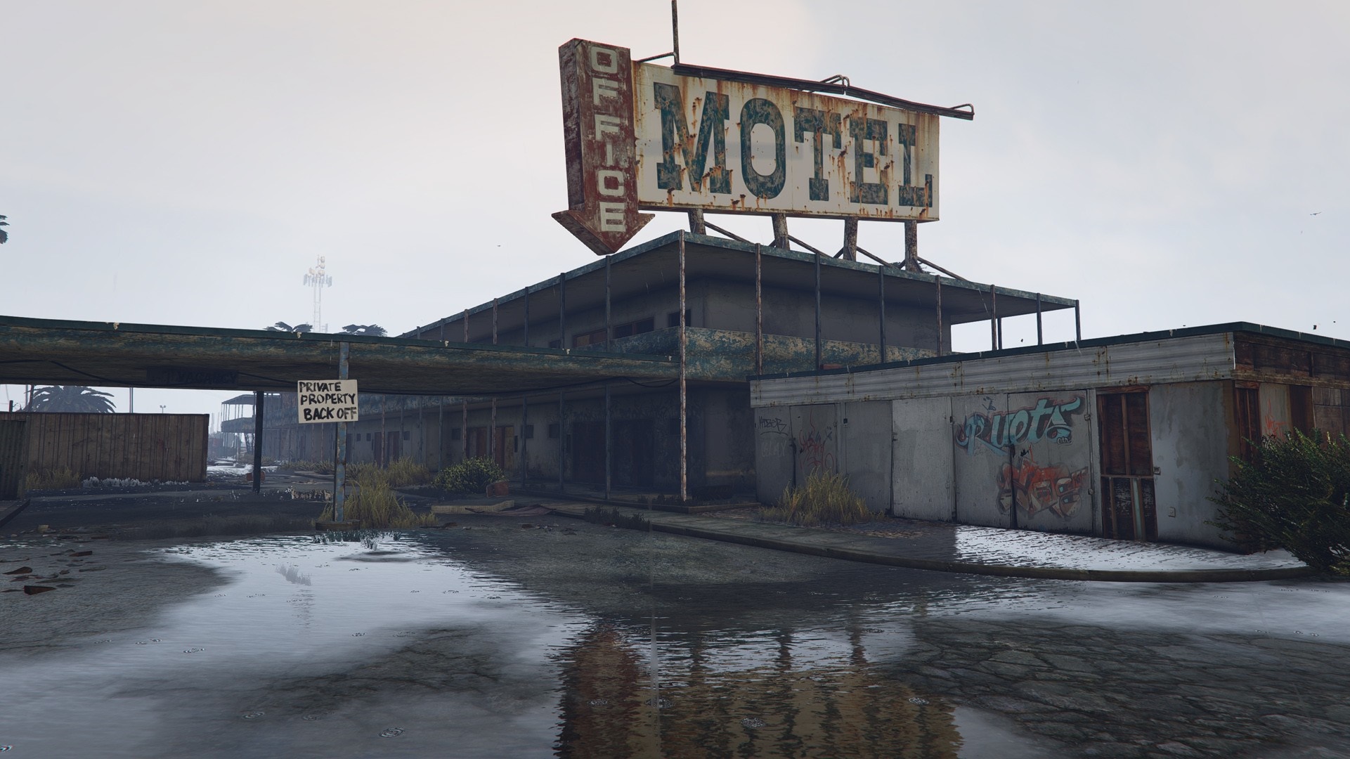 Abandoned motel with a rusty sign in Grand Theft Auto V HD Wallpaper