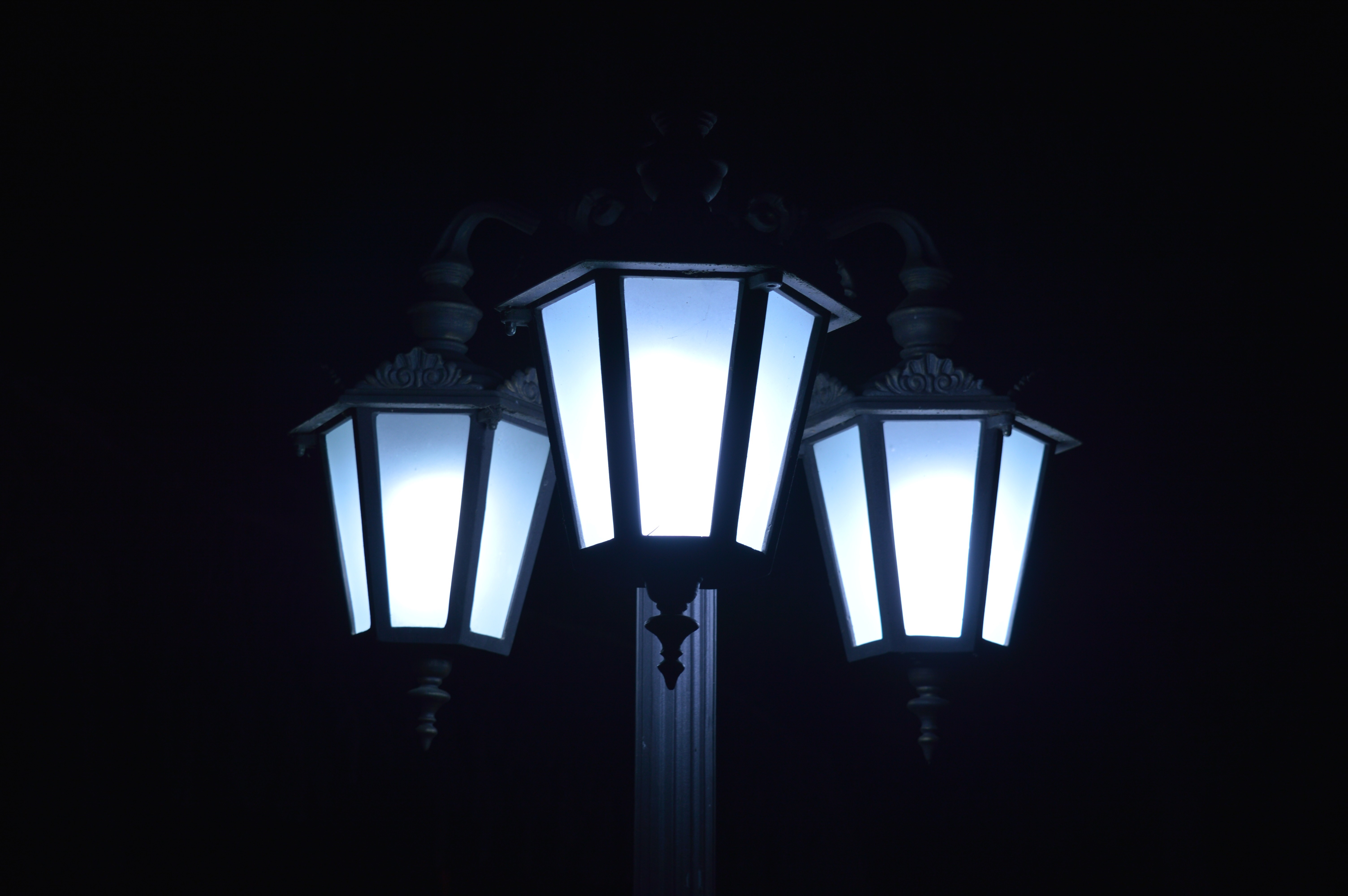 Triple lantern street light at night HD Wallpaper