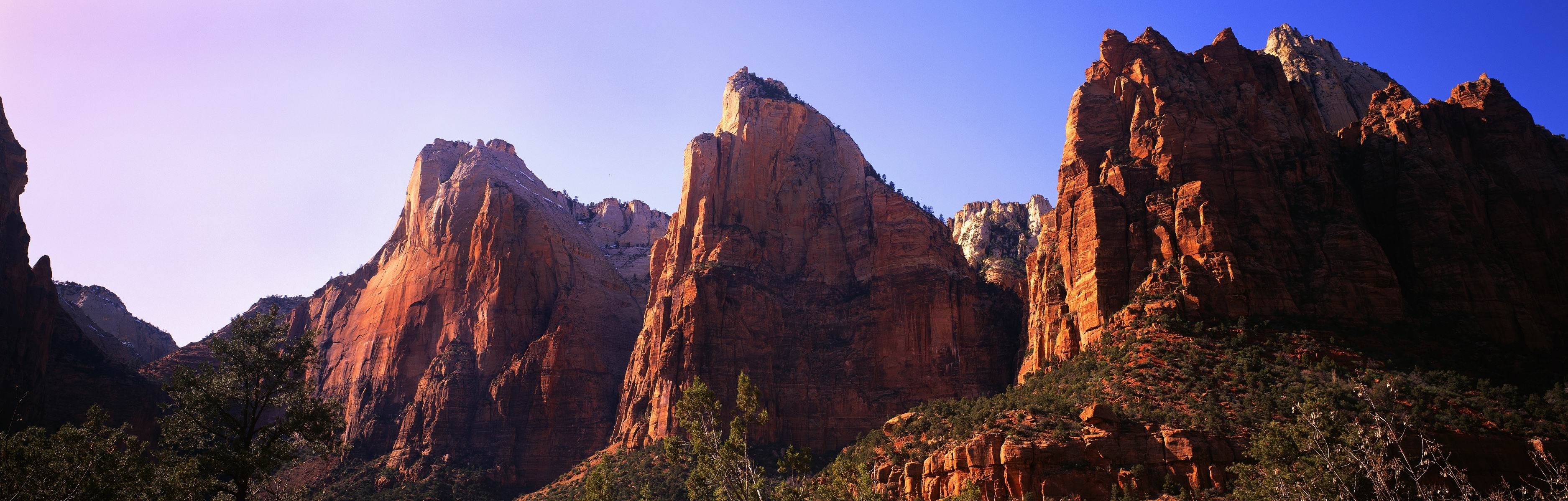 Red rock mountains under a clear blue sky HD Wallpaper