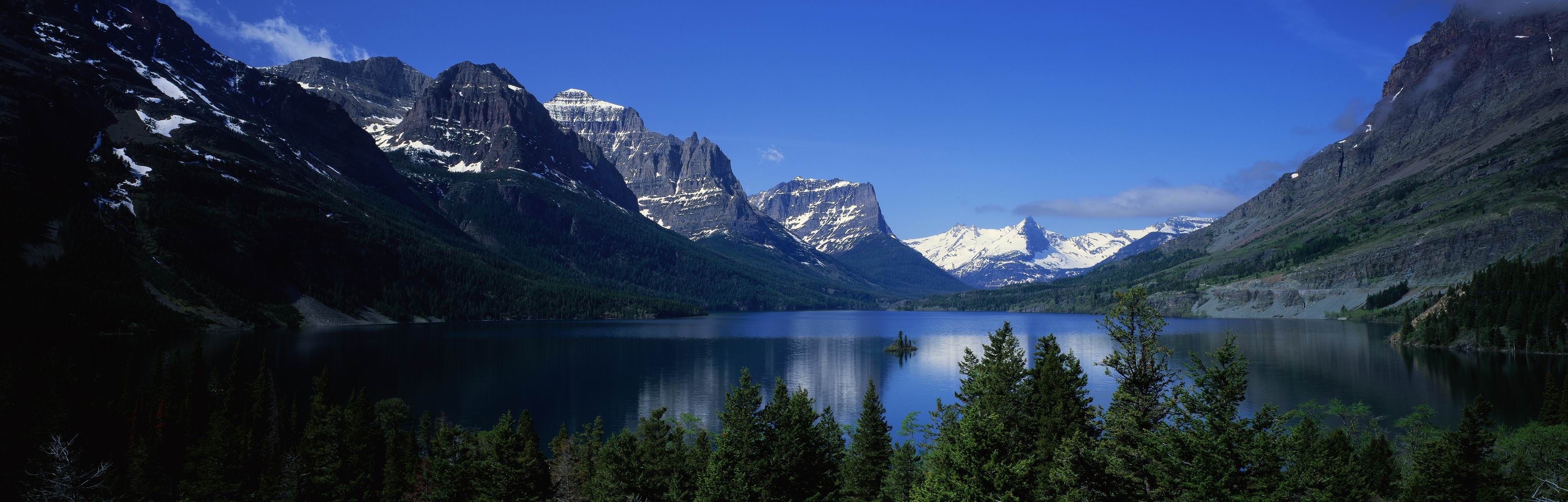 Panoramic view of a lake surrounded by mountains HD Wallpaper