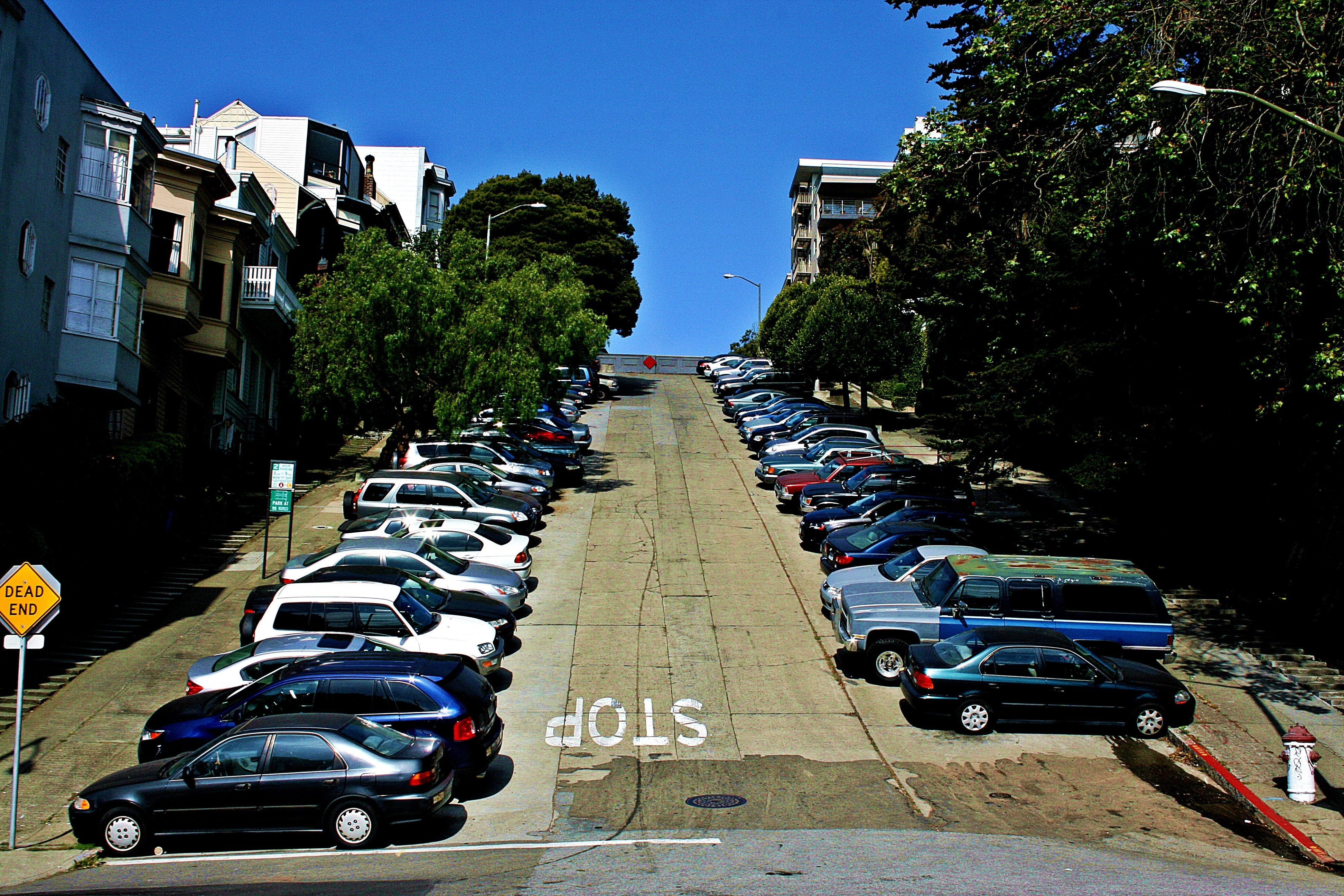 Cars parked on a steep San Francisco street HD Wallpaper