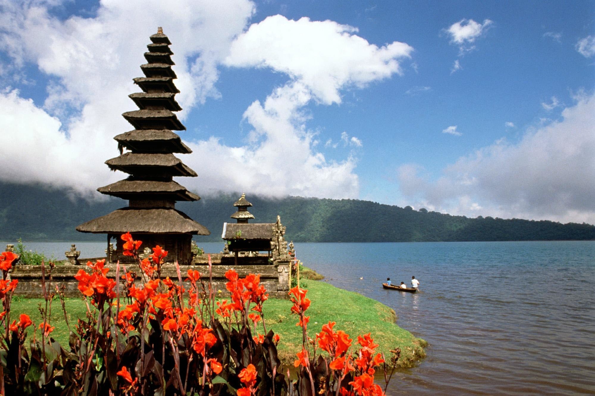 Pura Ulun Danu Bratan temple on a lake in Bali HD Wallpaper